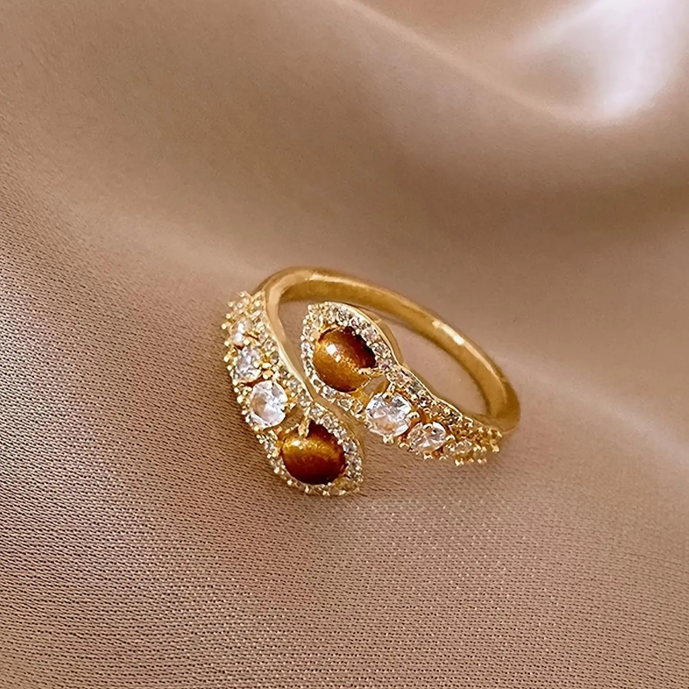 1pc Elegant High-End Sense Light Luxury Niche Design Snake Bite Ring with Tiger Claws Inlaid Cubic Oxide Zirconia Copper Material Single Piece Ring for Women'S Daily Commuting Holiday Party Wear