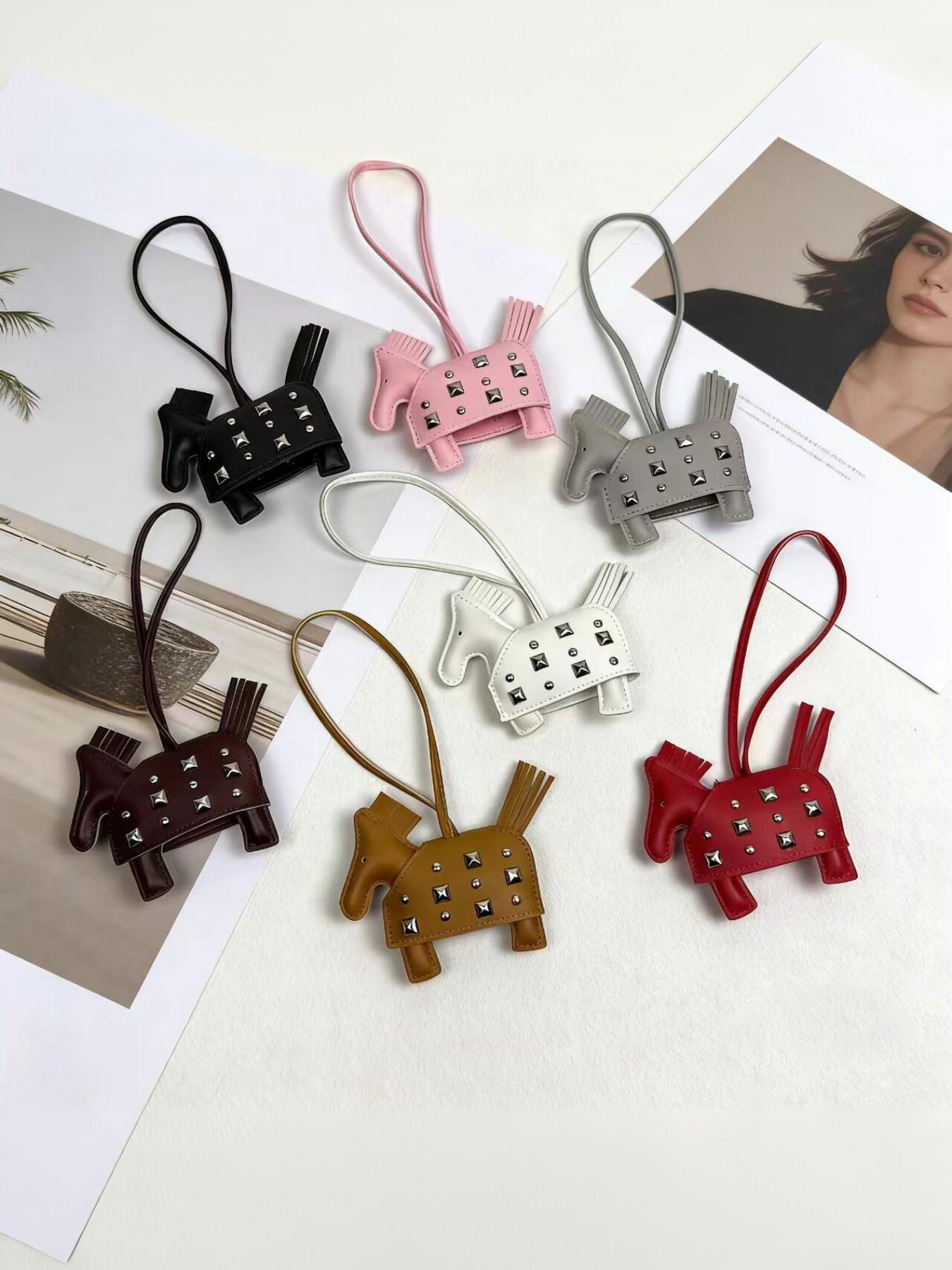 Double-Sided Stud Horse Bag Charm, Leather Handmade Warhorse Keychain Pendant, Creative Car Key Ring, Box Bag Accessory