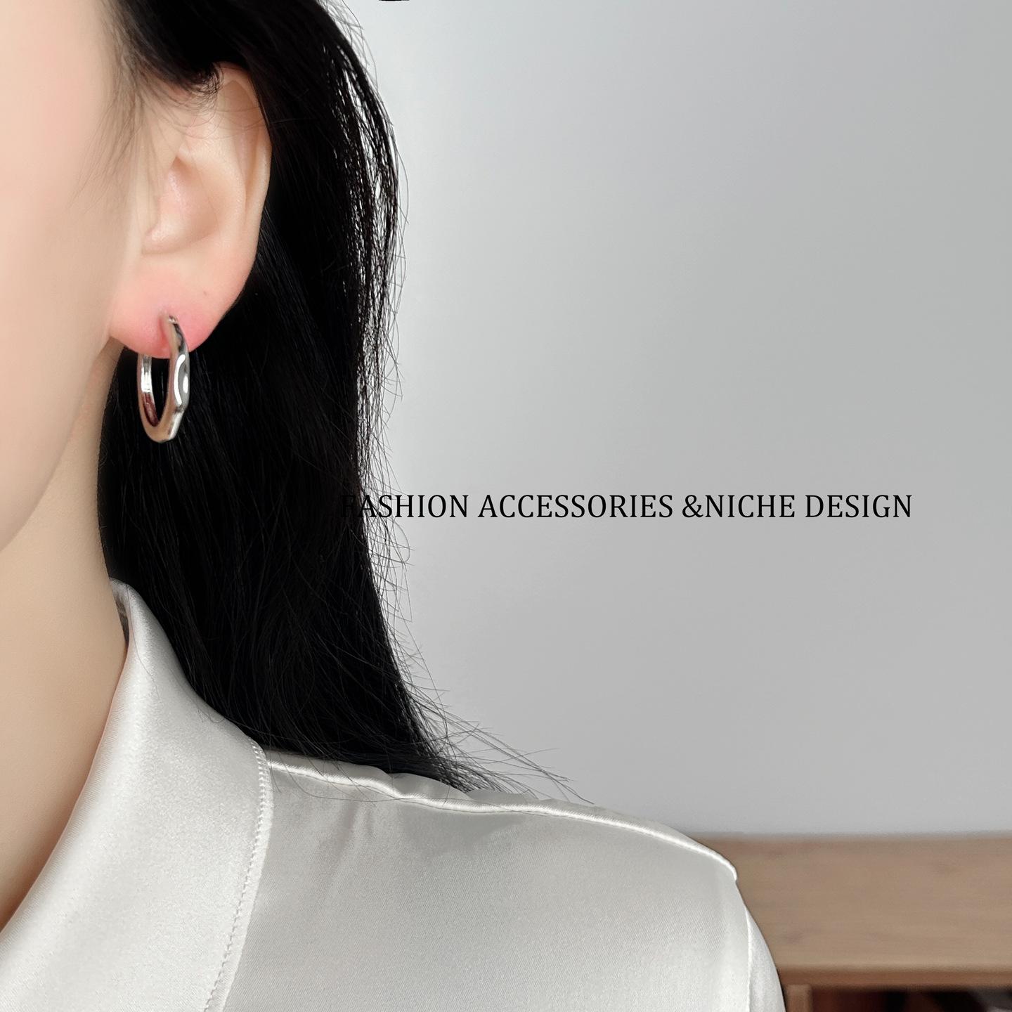 Gongliu Earrings: Niche French-style women's silver plain hoop earrings, stud earrings, designer earrings, gift