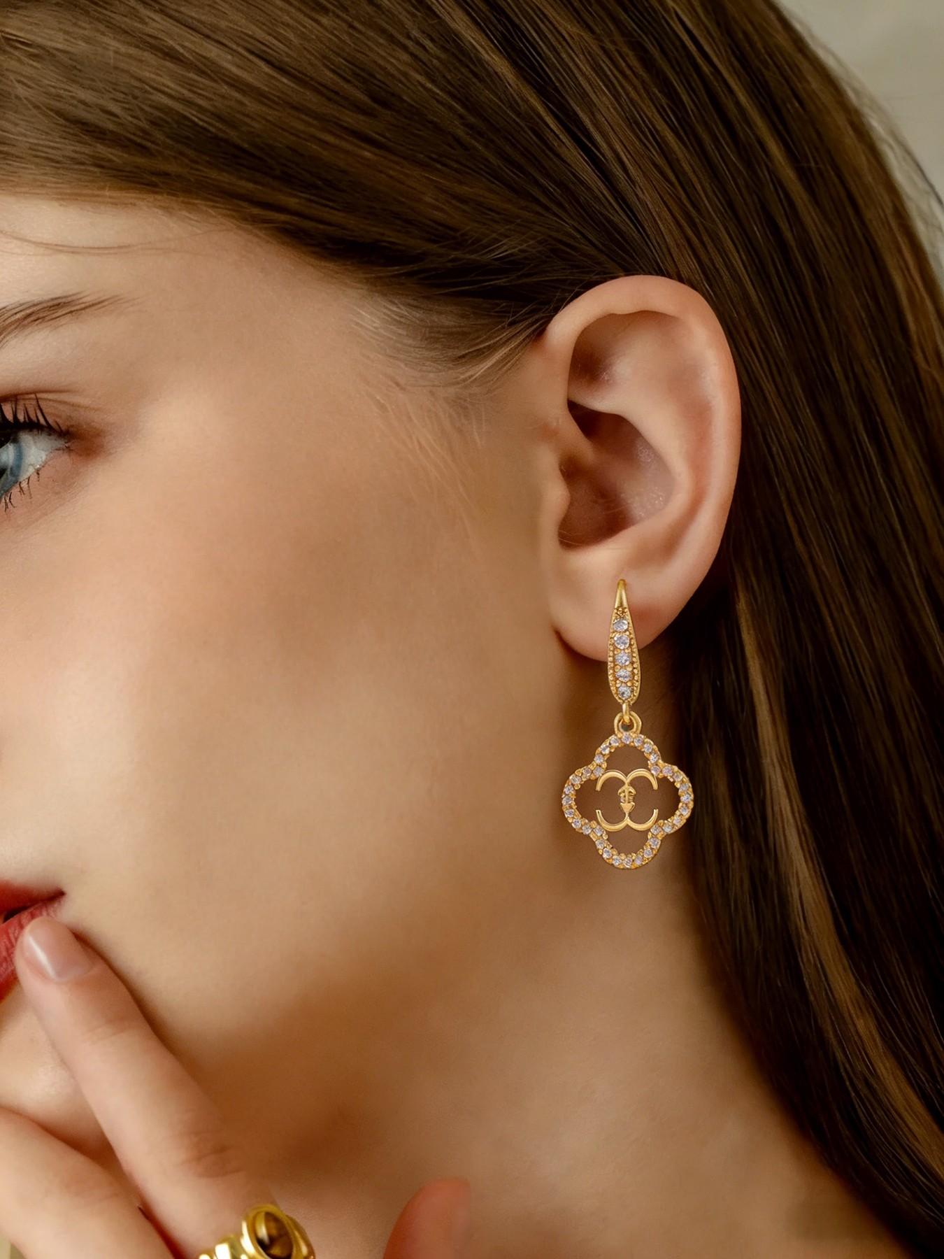 A pair of vintage four-leaf clover earrings, elegant petal design, copper-set synthetic zircon drop earrings, exquisite and luxurious