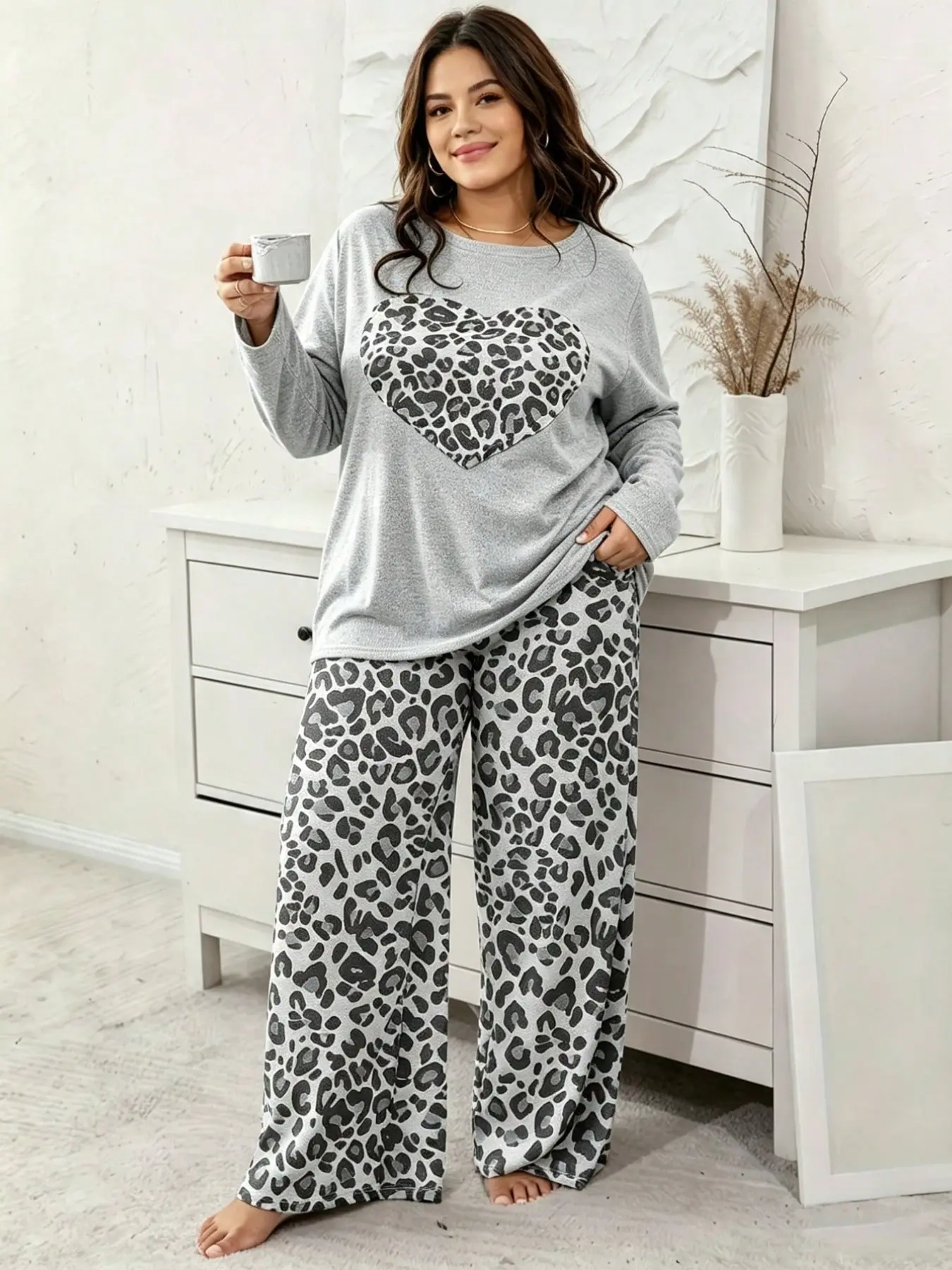 Women's Plus Size Comfortable Heart Leopard Print Pajama Set, Soft Knit Fabric, Long Sleeve Pants, Casual Two-Piece Sleepwear for All Seasons