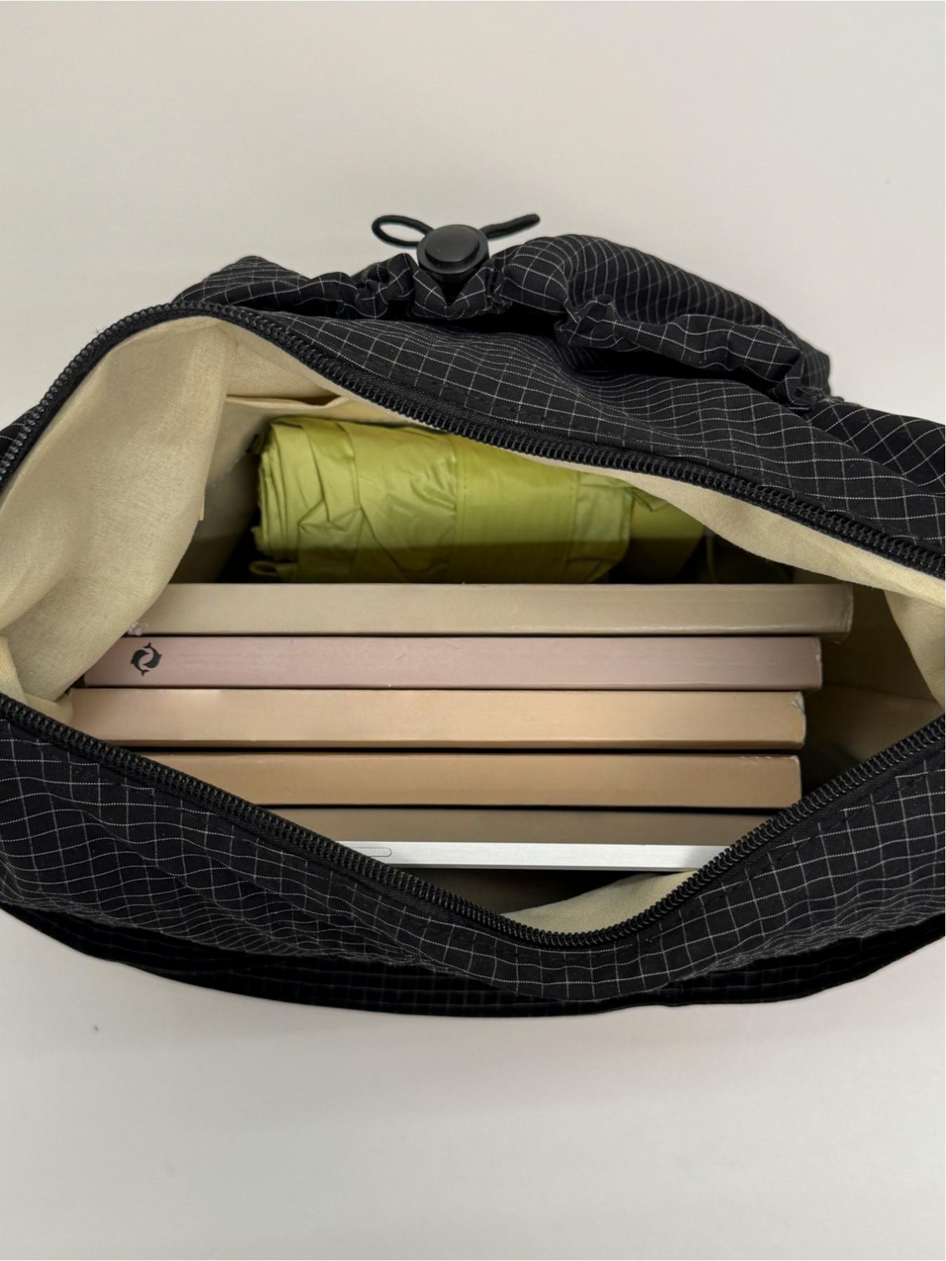 Japanese-style minimalist plaid canvas bag, large capacity, 2025 new autumn/winter casual shoulder/crossbody bag, high-end commuter dumpling bag, zip closure, suitable for campus, workplace, commuting, casual shopping, and everyday accessories.