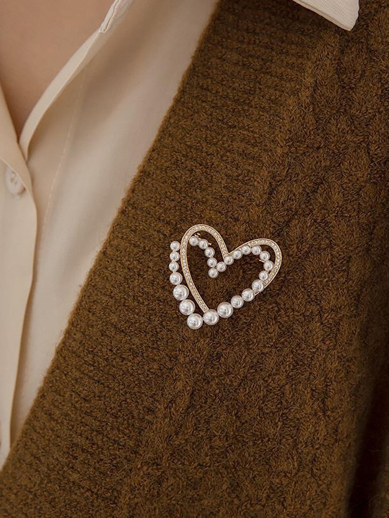 Fashion Simulated Pearl Rhinestone Heart Brooch Pin, Simple Casual Women's Daily Party Versatile Shirt Clip Lapel Flower, Fashion Accessory