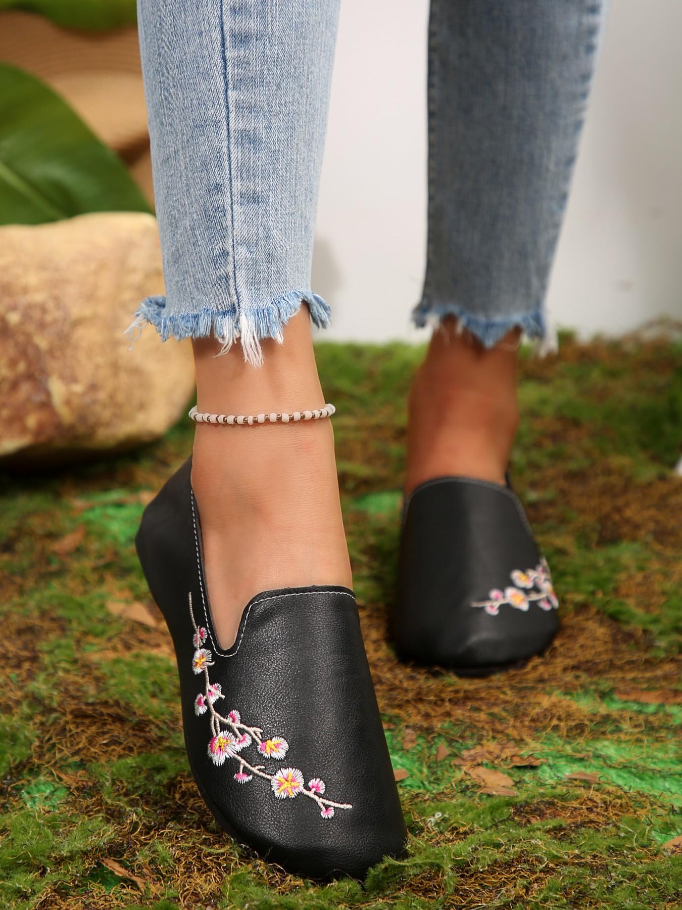 Women's Flat Shoes, Spring Summer New Arrival, Ethnic Style Vintage Low Top Embroidered Flowers, Soft Sole Mom Shoes, Casual PU Leather