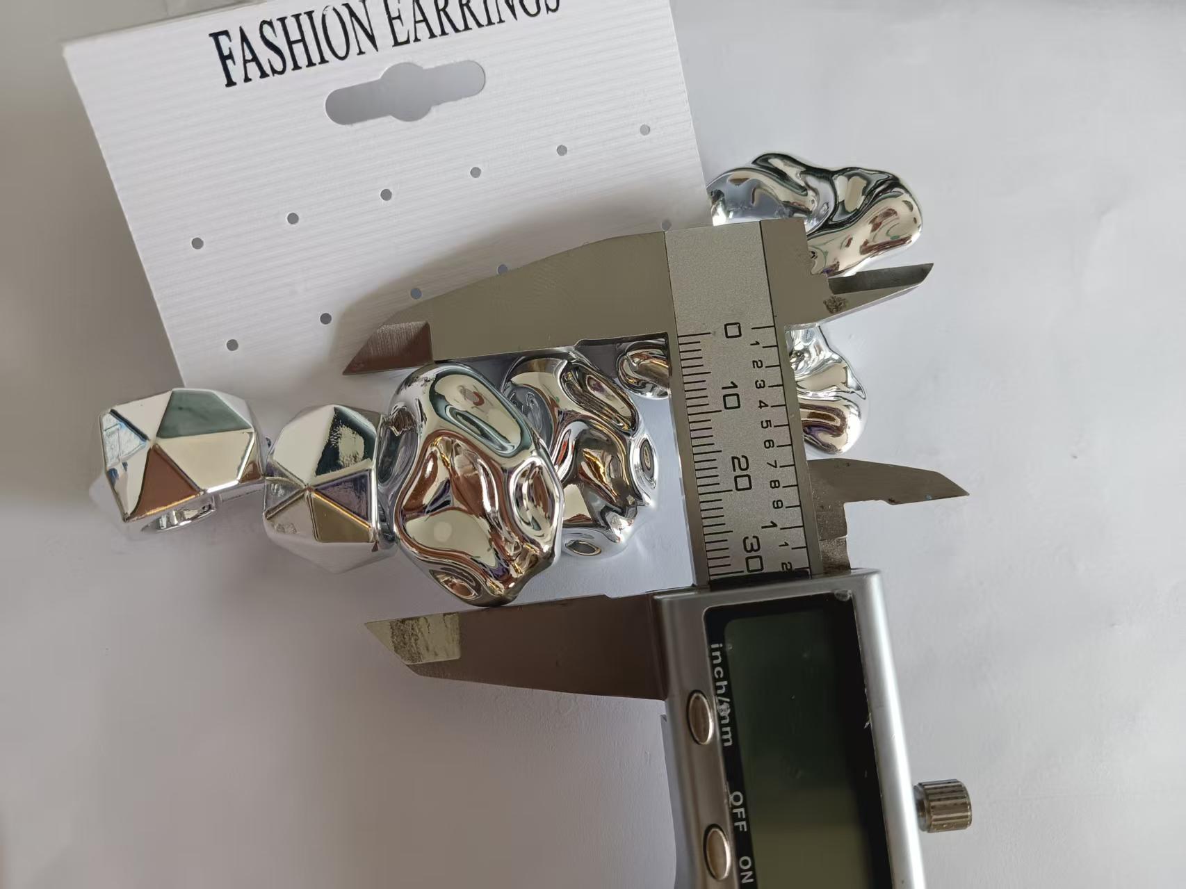 Gold-colored European and American minimalist geometric three-dimensional irregular earrings with a unique design, pleated studs, niche high-end earrings