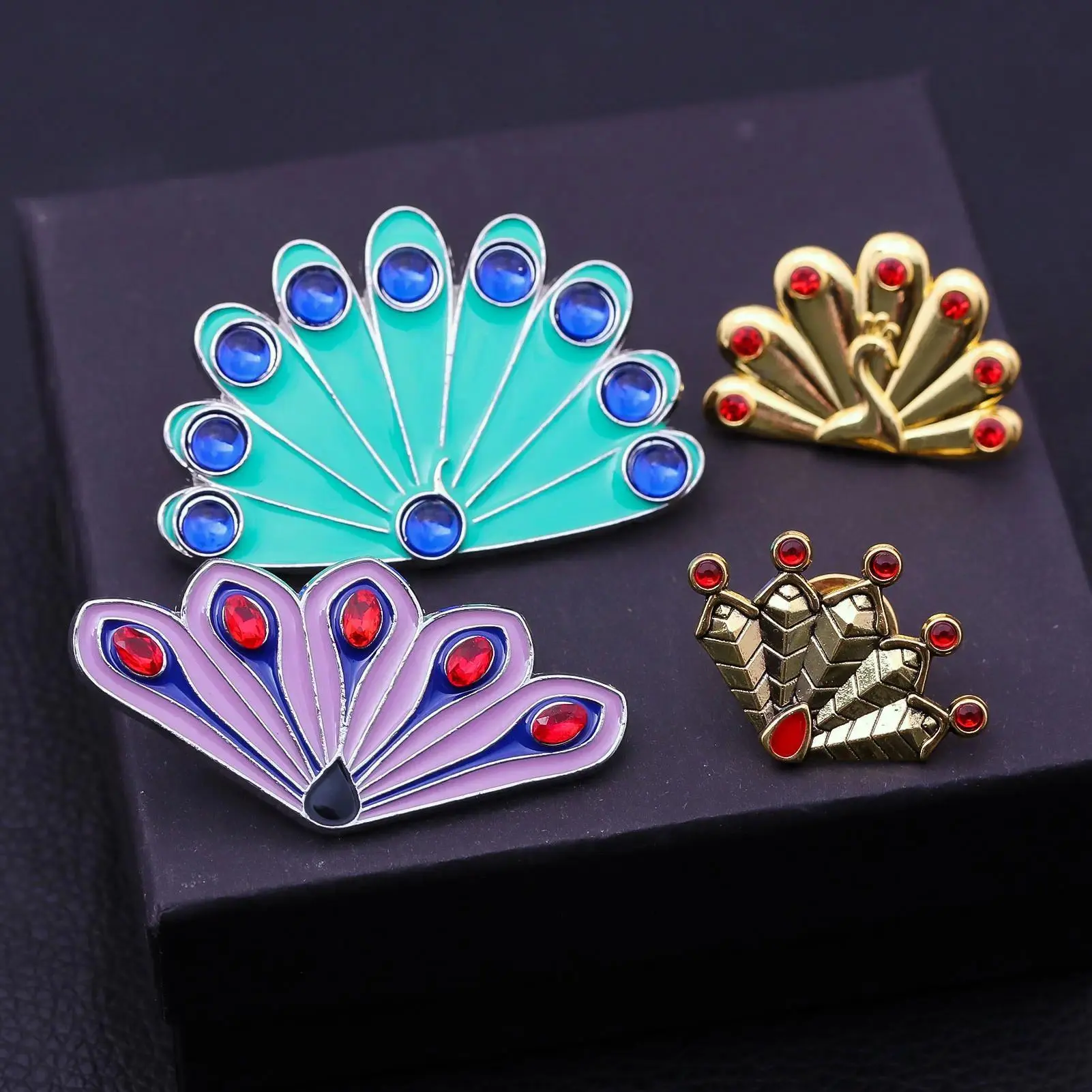 Anime Creative Fantail Brooch Crystal Diamond Peacock Bee Animal Pin Role Play Props Men And Women Backpack Jewelry Gift