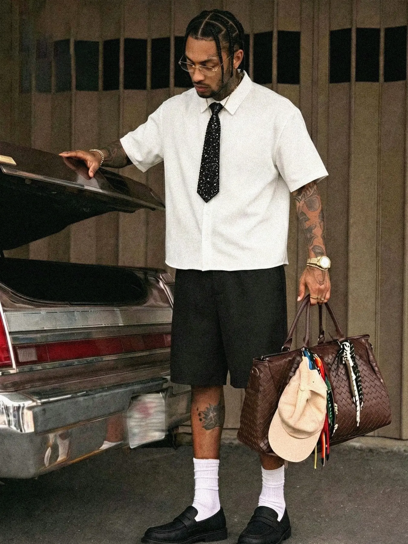 Men's two-piece set featuring a shirt and dress trousers, paired with a pre-tied sequin tie; a stylish, youthful, Casual street-style look crafted from breathable, comfortable fabric perfect for summer.