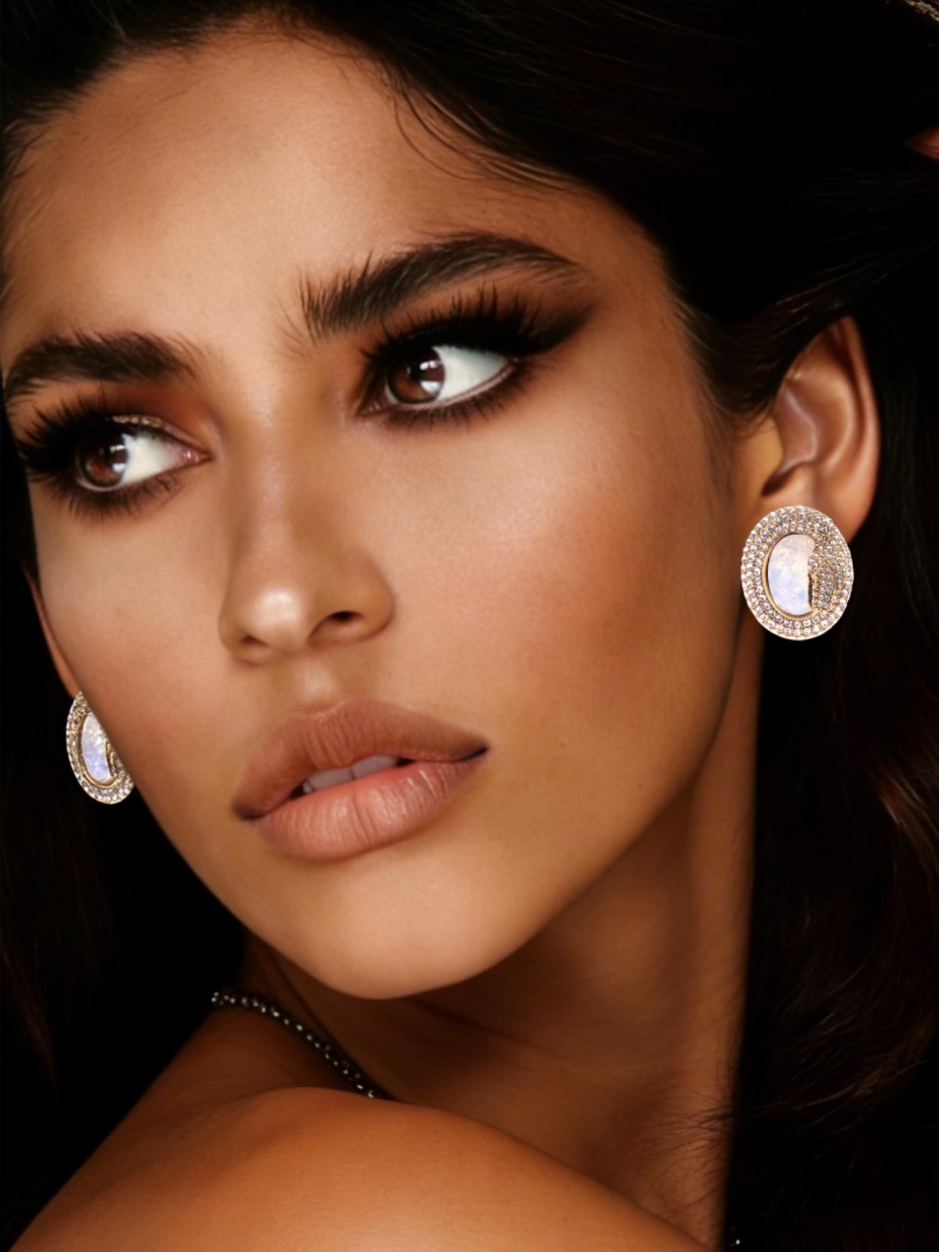 1 pair of retro and elegant double snake full diamond earrings, suitable for daily commuting, vacation and dating, and also a surprising and exquisite small gift.