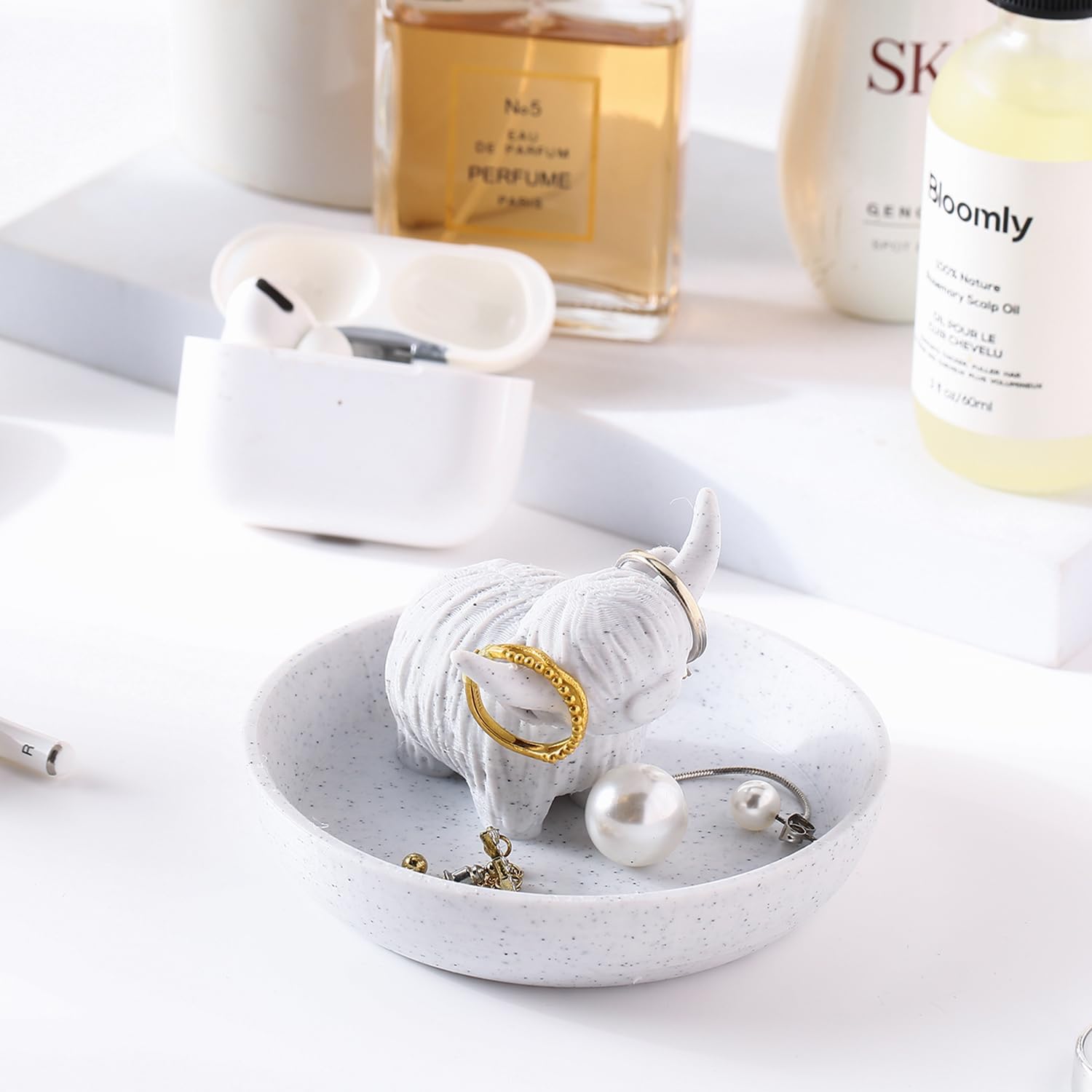 Highland Cow Ring Holder with Circular Dish, Plastic Farmhouse & Bohemian Style Cute Unique Women Gifts Stuff Ring Jewelry Plate Organizer for Bathroom Office Home Room Desk Decor,Christmas Gifts