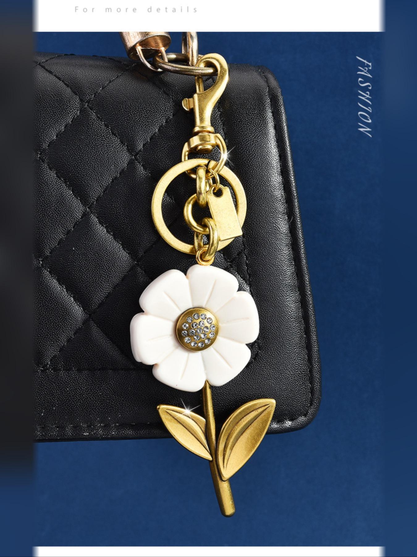 Women's Fashion Sunflower Keychain Pendant, New Year Bag Charm Accessory, Stylish Statement Piece for Bags & Clothes