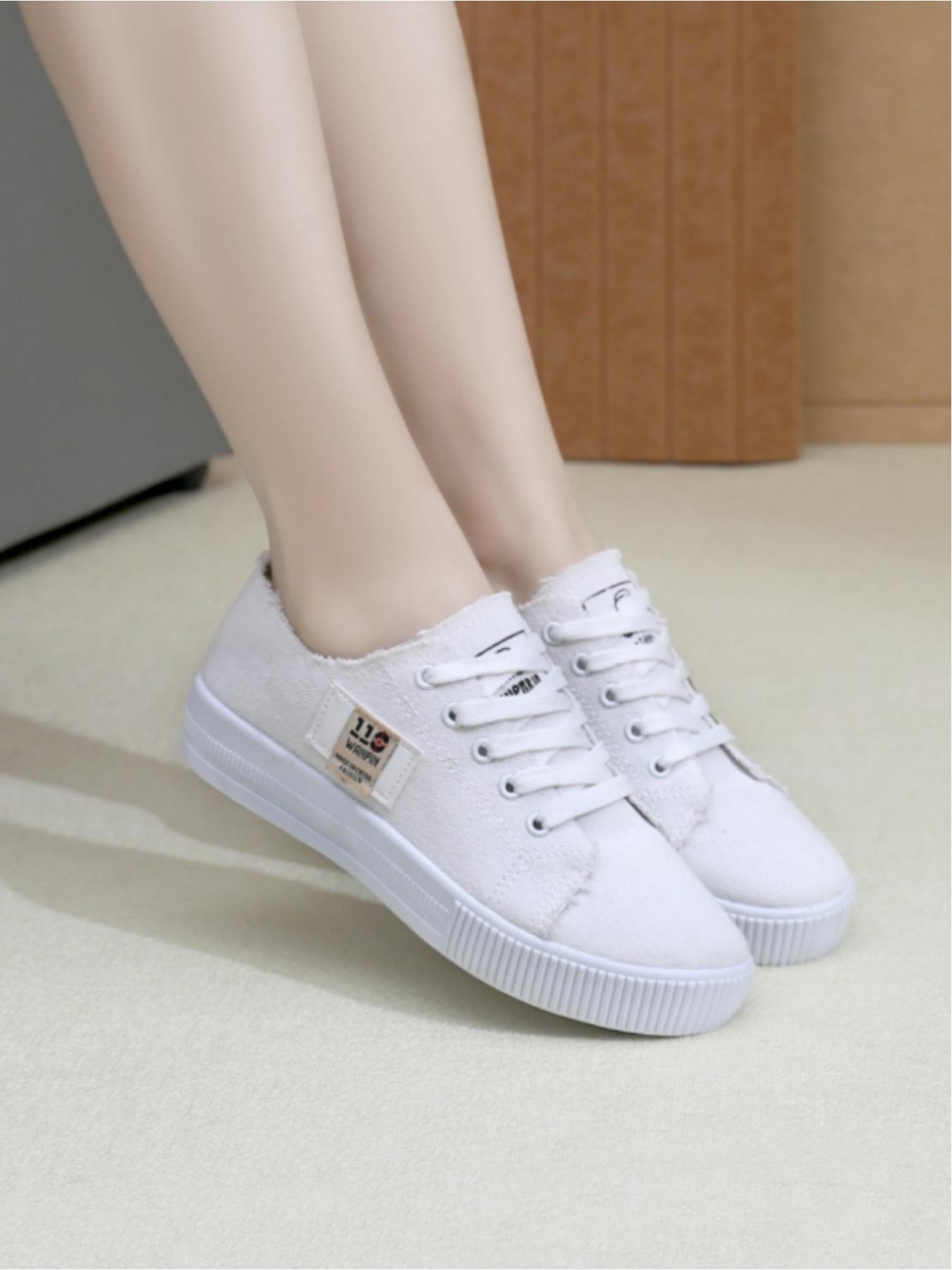 Ladies' casual canvas shoes, made of soft and skin friendly canvas material, with a thick white sole that is lightweight and resilient. Available in multiple colors, this simple and versatile style is ideal for daily commuting and campus wear