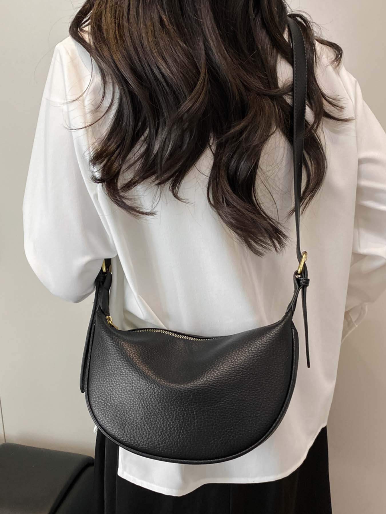 Black simple and fashionable lychee pattern crescent bag, niche pleated bag body, adjustable wide shoulder strap crossbody bag, metal buckle decoration, lightweight daily commuter bag, suitable for shopping, dating, etc.