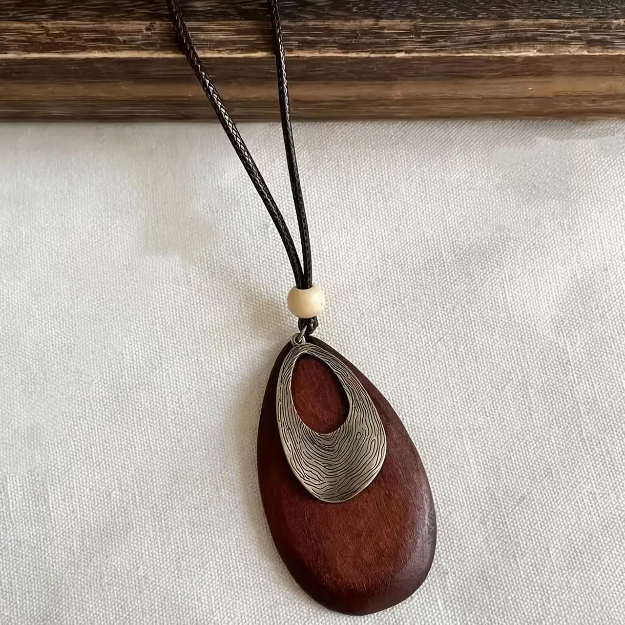 1pc Vintage Distressed Wood Alloy Sweater Chain, Ethnic Style Wax Rope Long Necklace, Artistic Outfit Pendant Accessory, Distressed Antique Bronze Ginkgo Small Bird Wooden Plaque Long Necklace, Vintage Adjustable Cord Versatile Autumn/Winter Sweater