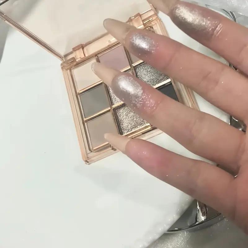 9-color eyeshadow palette - a blend of smoky grey, brown and pink tones, mousse eyeshadow, matte and shimmery finishes, fine Shimmery glitter, low saturation all-in-one palette with matte earthy tones, fine powder texture that doesn't fly off