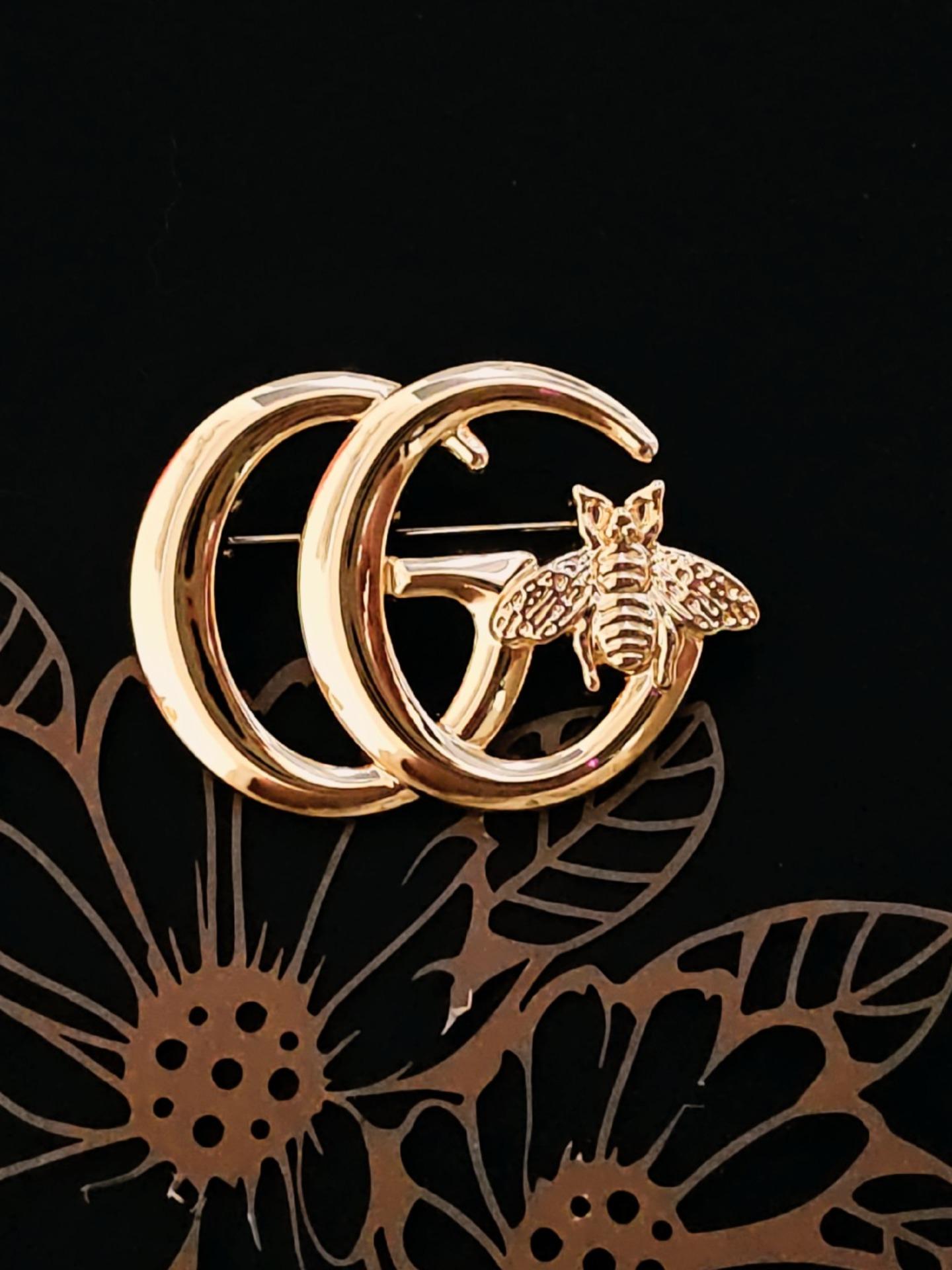 Women's CC Brooch, Elegant Accessory for Fashionable, Perfect Gift for Her, All Seasons Wear, Letter Pattern, Not Plated