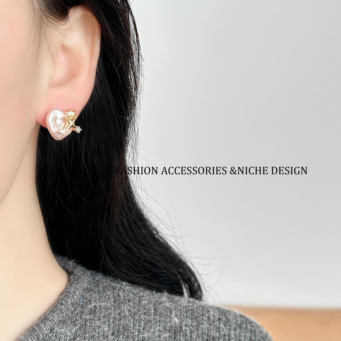 Unique and sophisticated starburst heart pearl earrings for women, simple, stylish, elegant, versatile for commuting, perfect as a gift