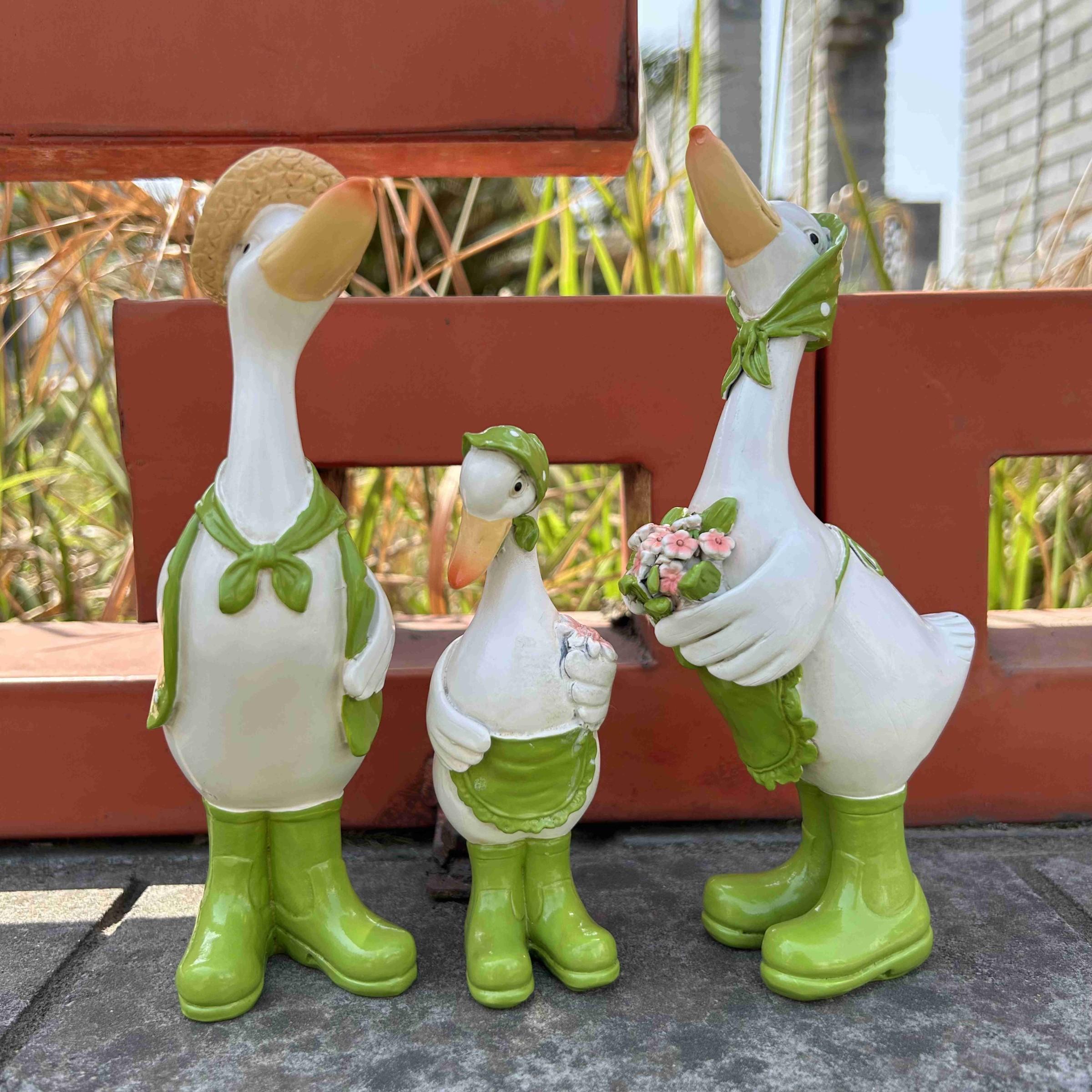 3-Piece Family Cartoon Duck Garden Decor Set, Resin Farmhouse Style, Outdoor Yard Art Craft, Cute Duck Figurines for Home Decoration