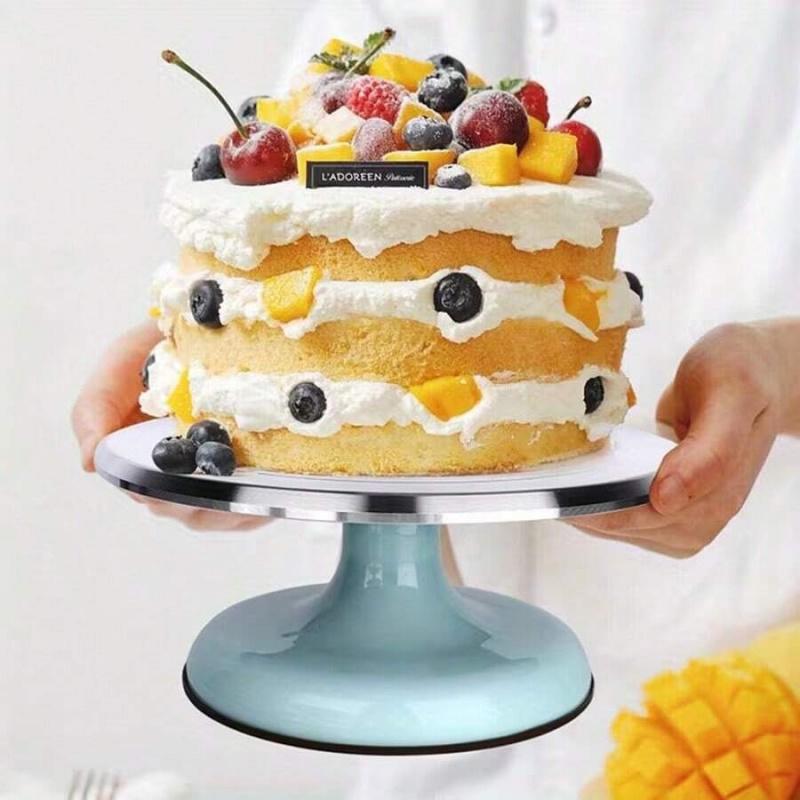 This aluminum cake turntable features 360-degree rotation, a non-slip base, and a heavy-duty smooth rotating stand. Suitable for 4-8 inch cakes, it's ideal for cake decorating, baking, and frosting preparation.