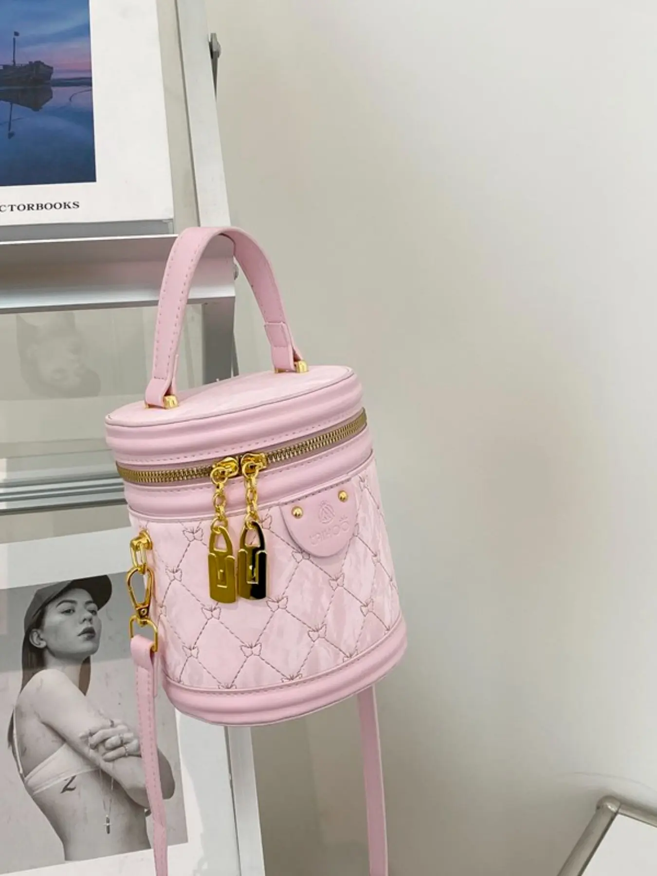 Plaid Textured Round Bucket Bag, Circular Design with Zipper Closure, Metal Lock Charm, Detachable Strap, Perfect for Daily Use