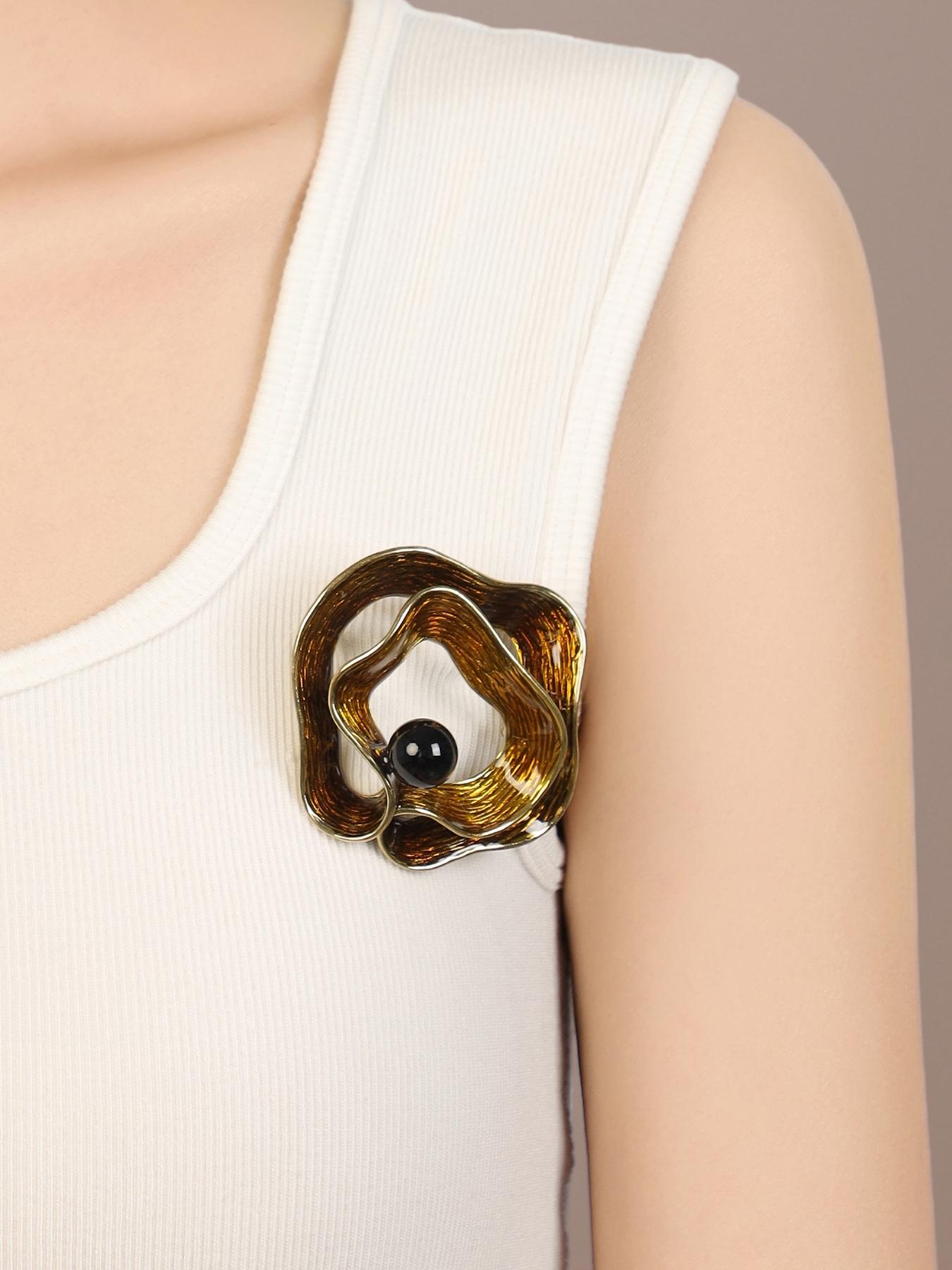 A stylish vintage distressed gold enamel wave-shaped brooch, suitable for daily wear, vacation dates, and other occasions, and also a delightful and exquisite little gift.