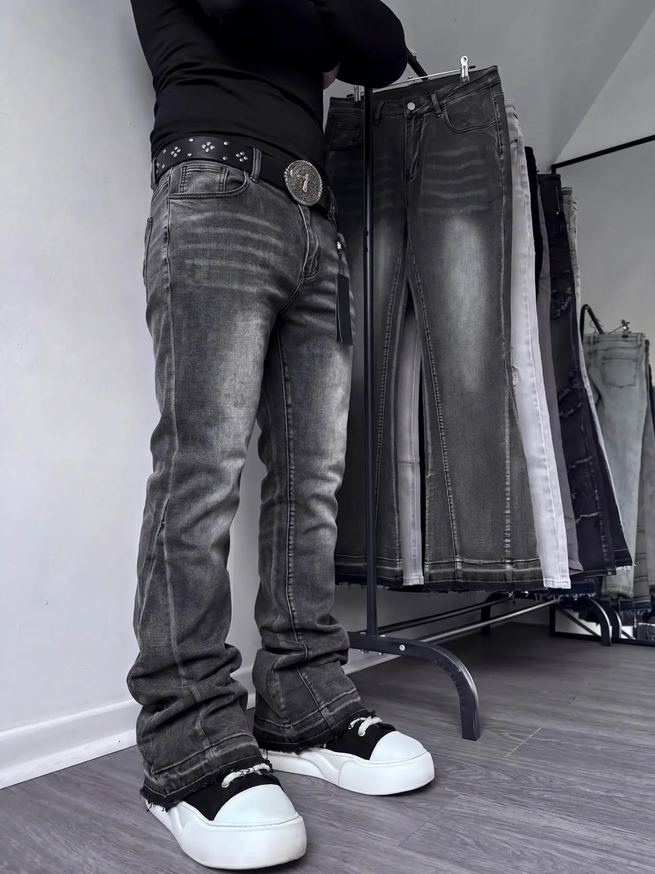 Men's vintage washed slim-fit Mid jeans, featuring a distressed frayed-hem slight flare design, versatile and slimming flare denim pants suitable for trendy streetwear, daily commuting, and all-season outfits
