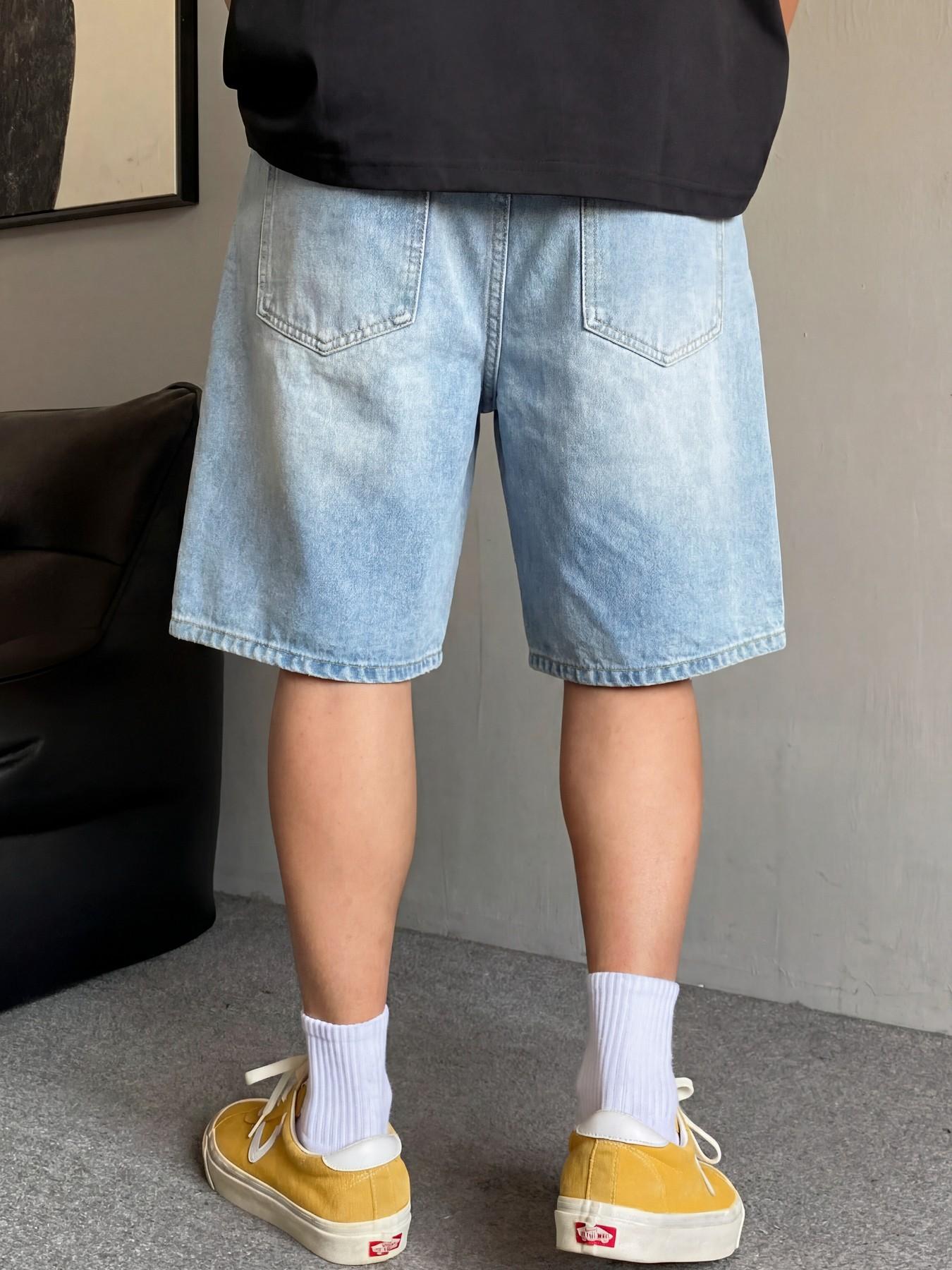 Men's basic light blue washed straight-leg denim shorts, casual, versatile and comfortable. Non-stretchy denim shorts with a regular straight-leg fit. Those who prefer a loose fit can order one size larger.