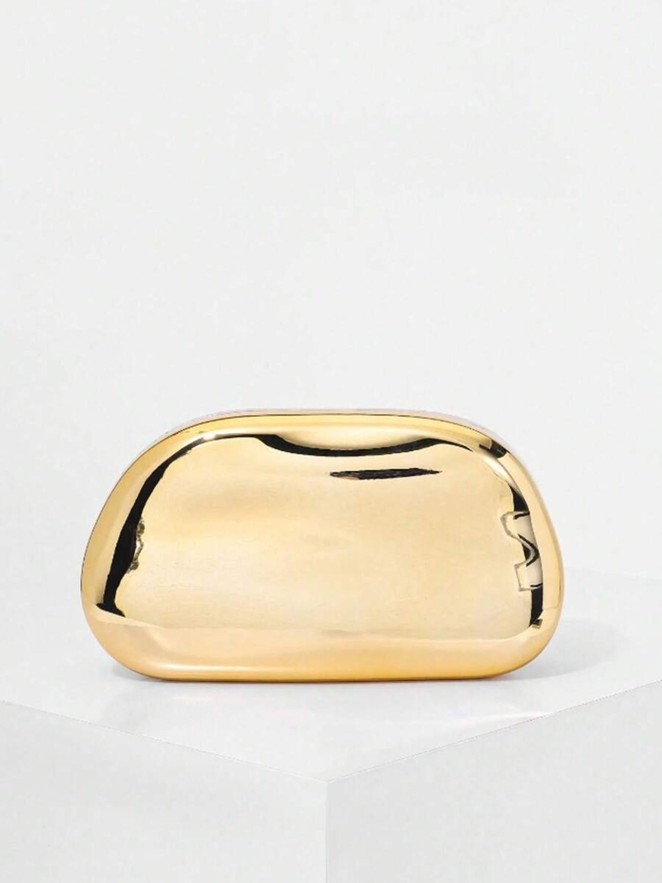 Retro light luxury style practical texture hand-held bag, hollow handle design, fully glossy texture, fashionable niche personality exquisite style bag, chain shoulder strap design, versatile item for dinner parties