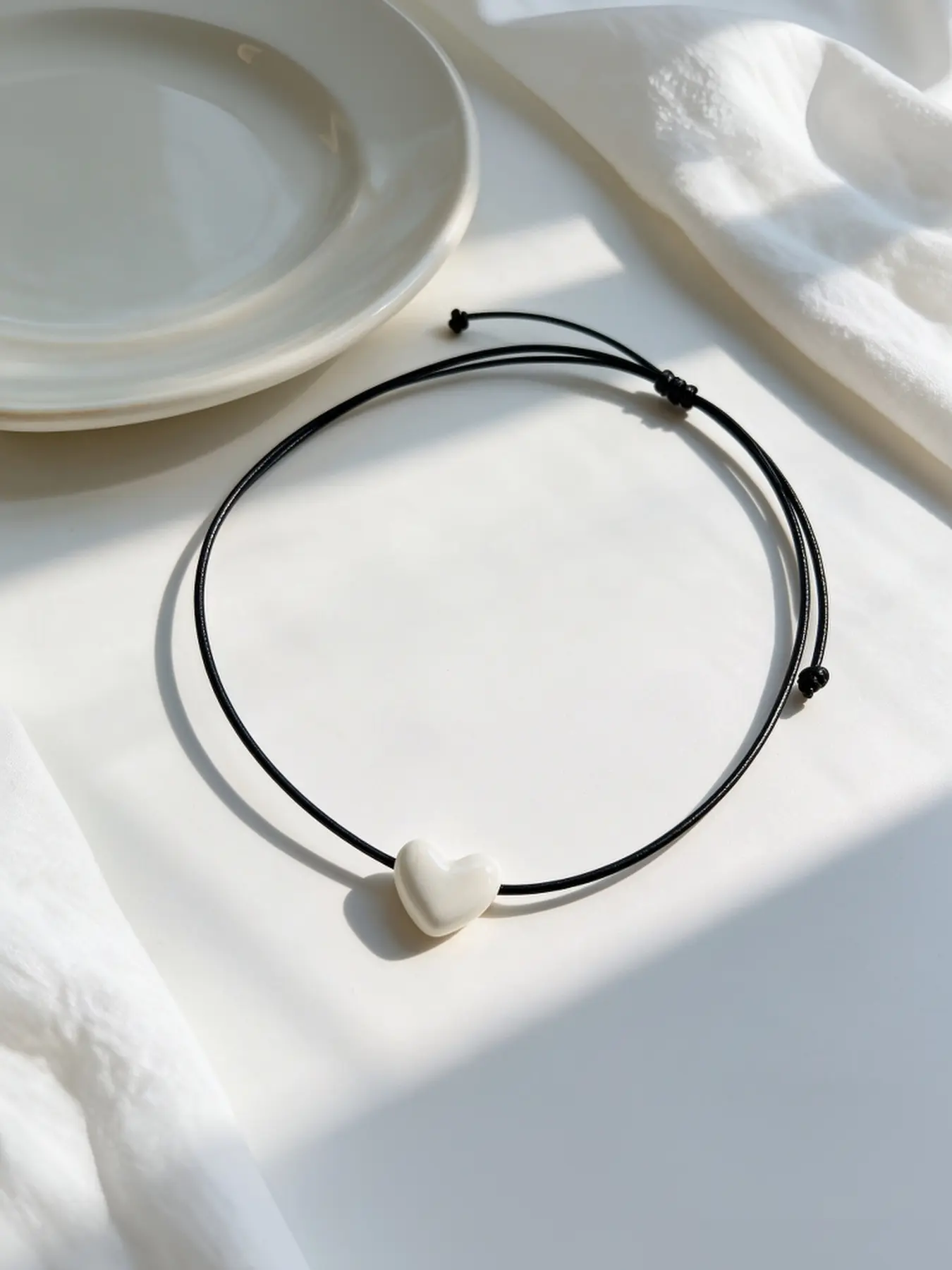 Simple Sweet Ceramic Heart Necklace, Adjustable Collarbone Chain, Unisex Daily Wear Jewelry, Elegant Style for All Seasons
