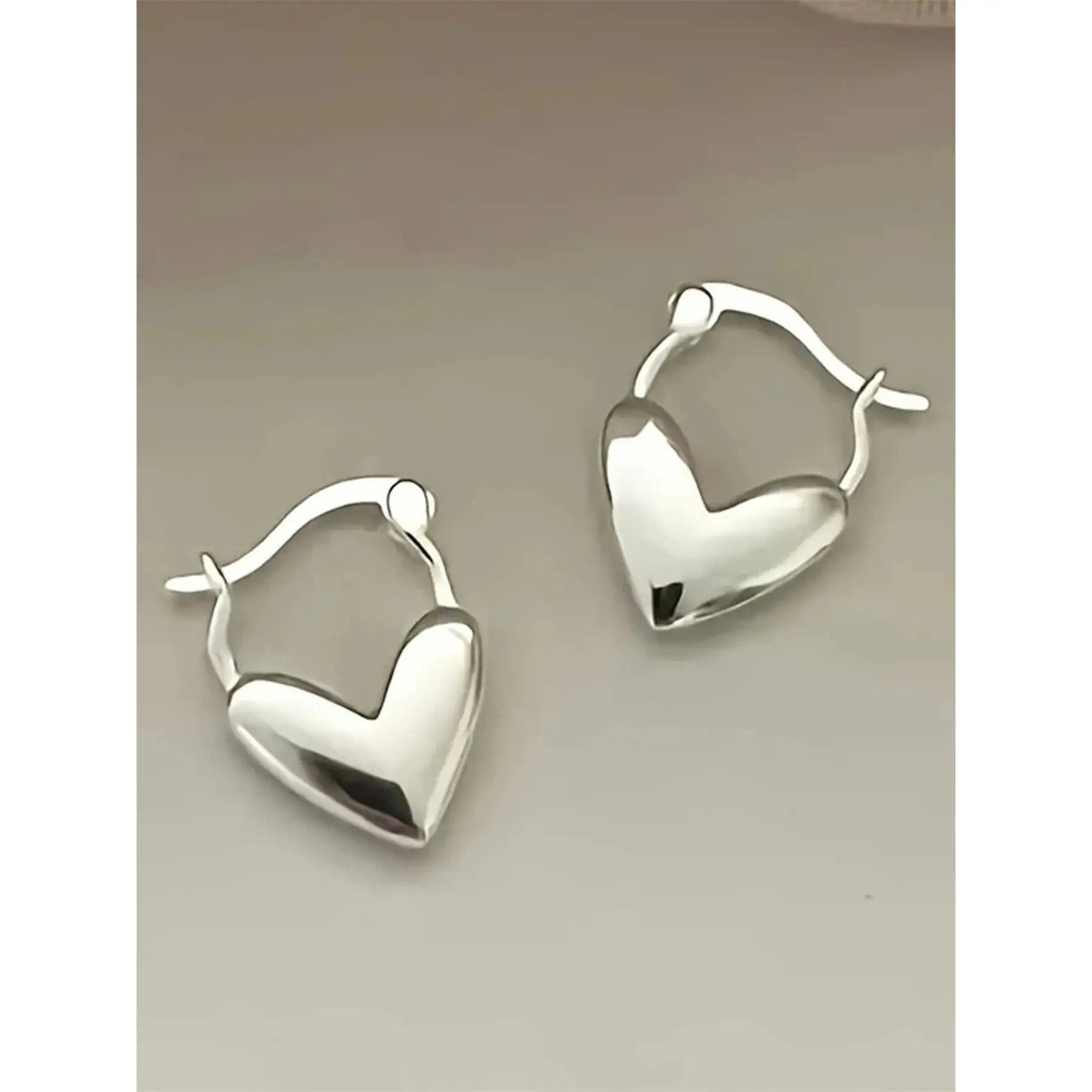 Dainty Heart Dangle Earrings for Women, Coquette Old Money Jewelry, Minimalist Lightweight Drop Earrings, Romantic Everyday Accessories for Wedding, Date Night, Party, Valentine's Day & Birthday Gift