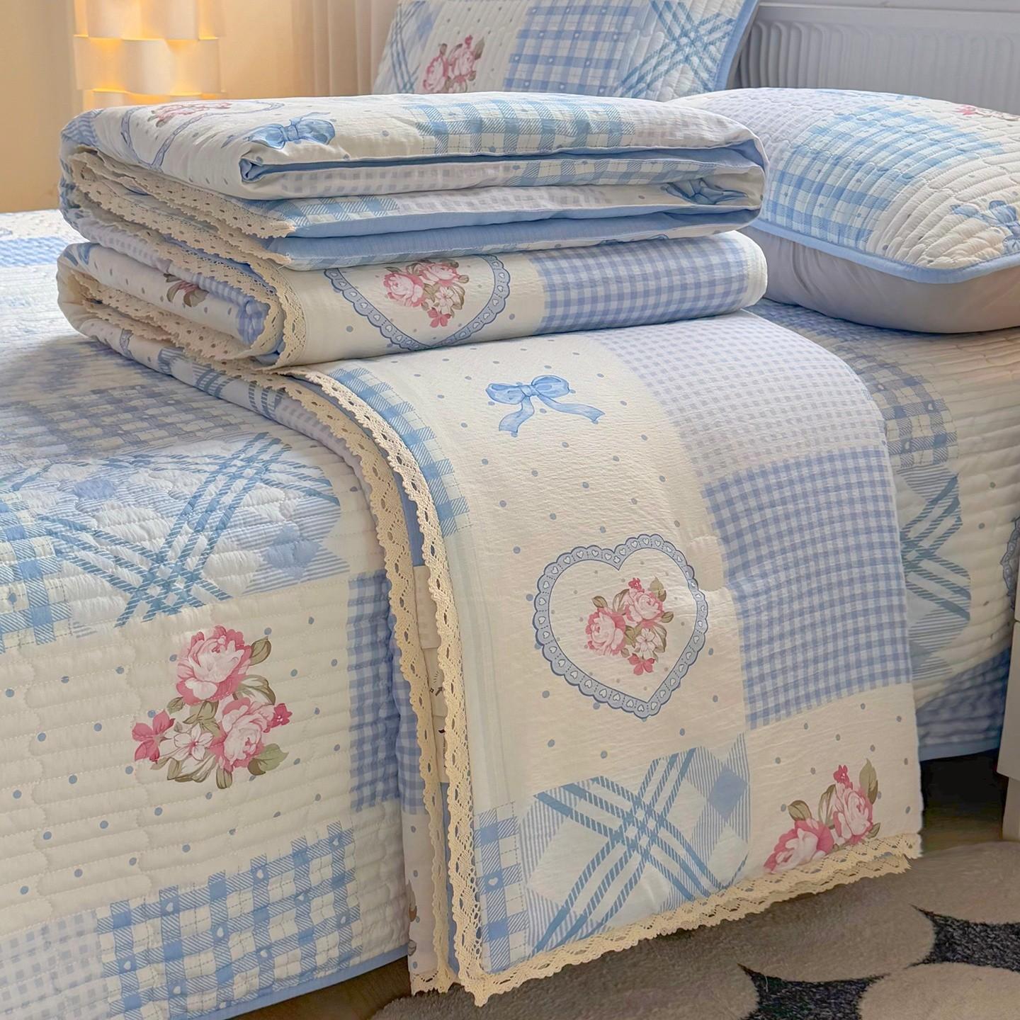 Lace-trimmed blue plaid heart-shaped rose summer quilt, ultra-soft skin-friendly air conditioning quilt and summer cooling blanket, suitable for summer bedrooms, offices, beds, living rooms, and home leisure use
