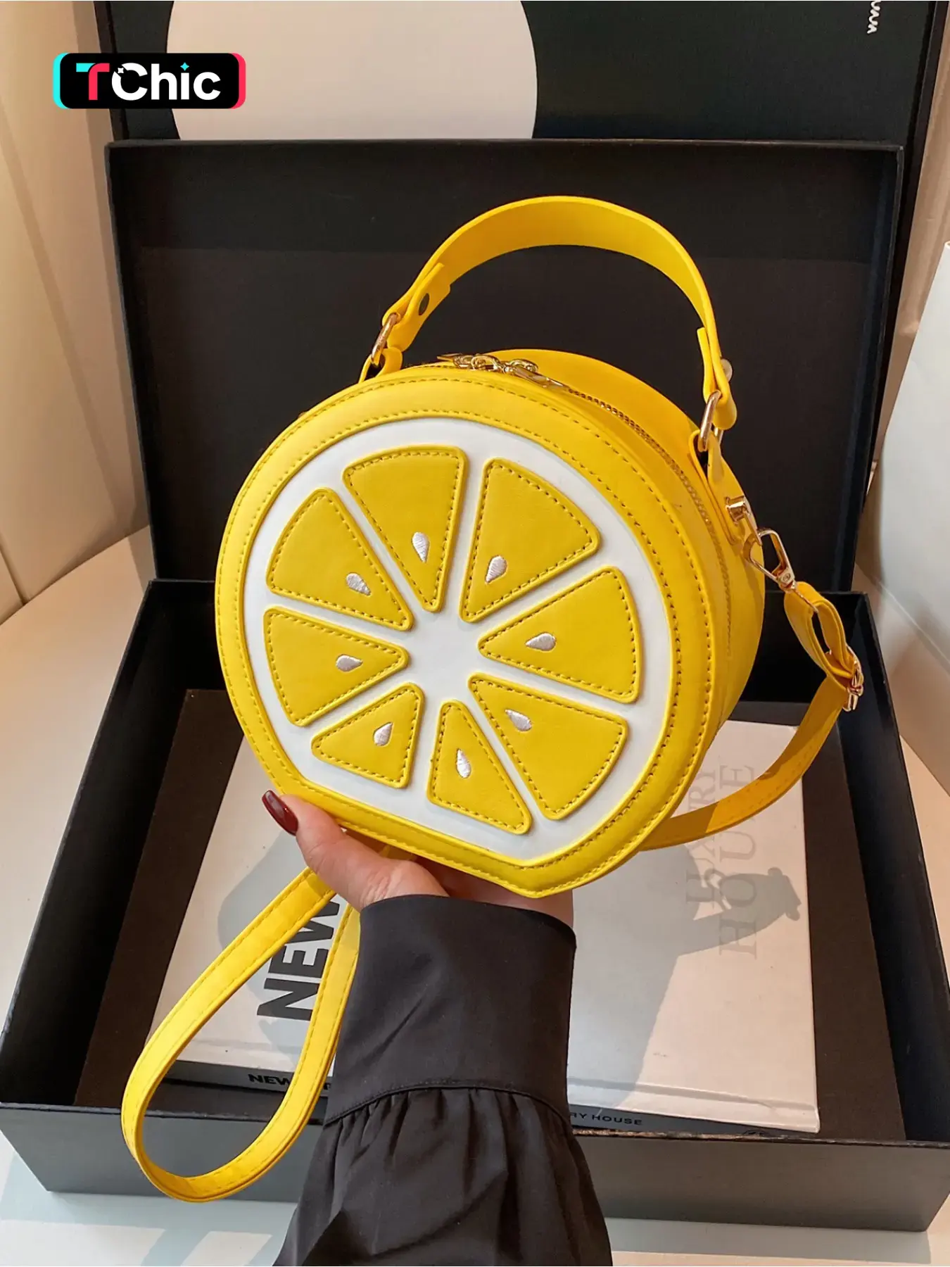New Creative Orange Slice Shaped Small Round Crossbody Bag Cute Fruit Style Shoulder Handbag for Women Casual All Match Mini Bag for Girls Daily Travel Shopping Outdoor Casual Fashion Bag