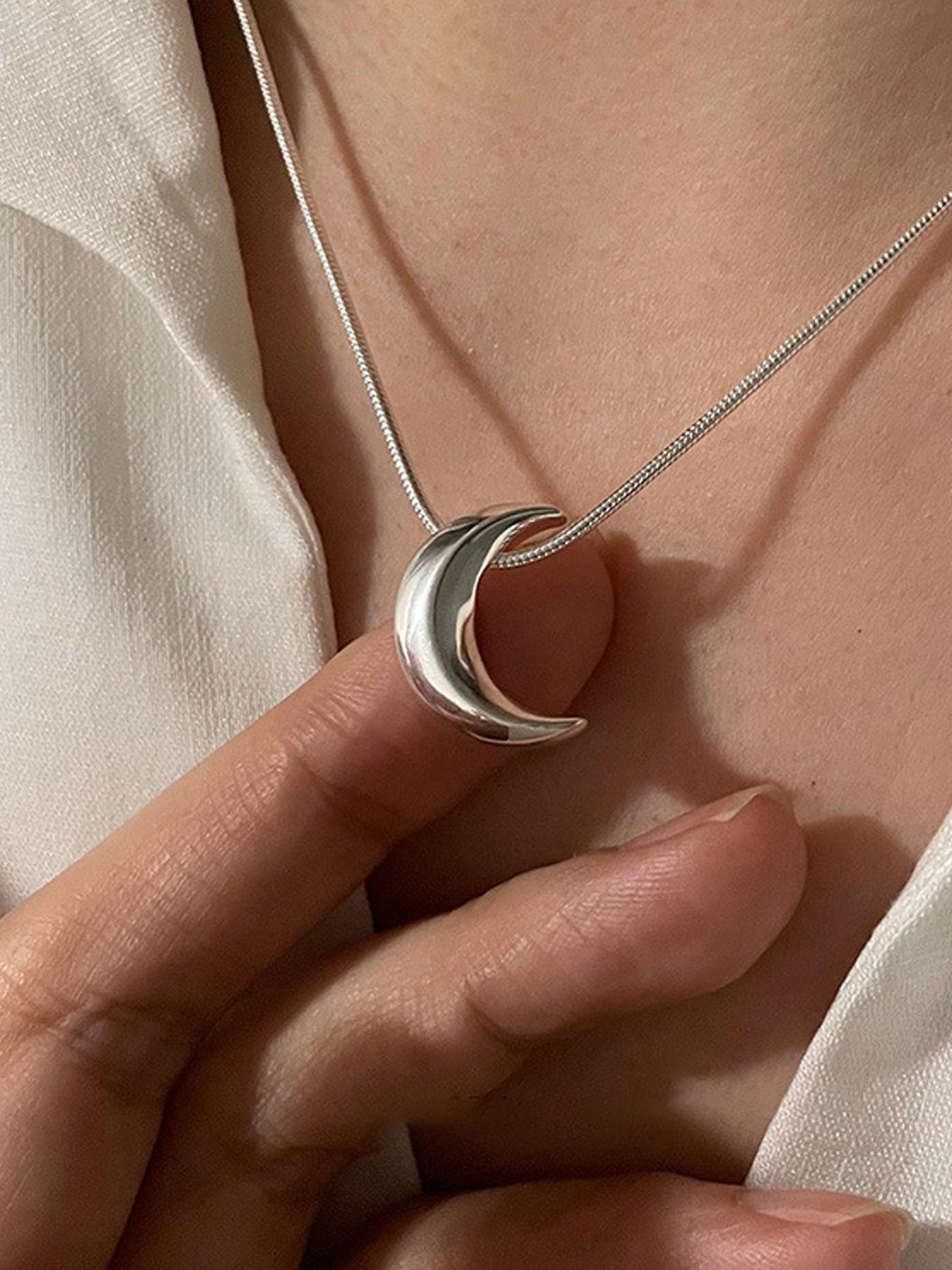 Minimalist Snake Bone Chain Moon Pendant Necklace, Trendy Fashion Y2K Women's Versatile Party Commute Jewelry, Stylish All-Occasion Accessory, Modern Versatile Accessories, Elegant Necklace