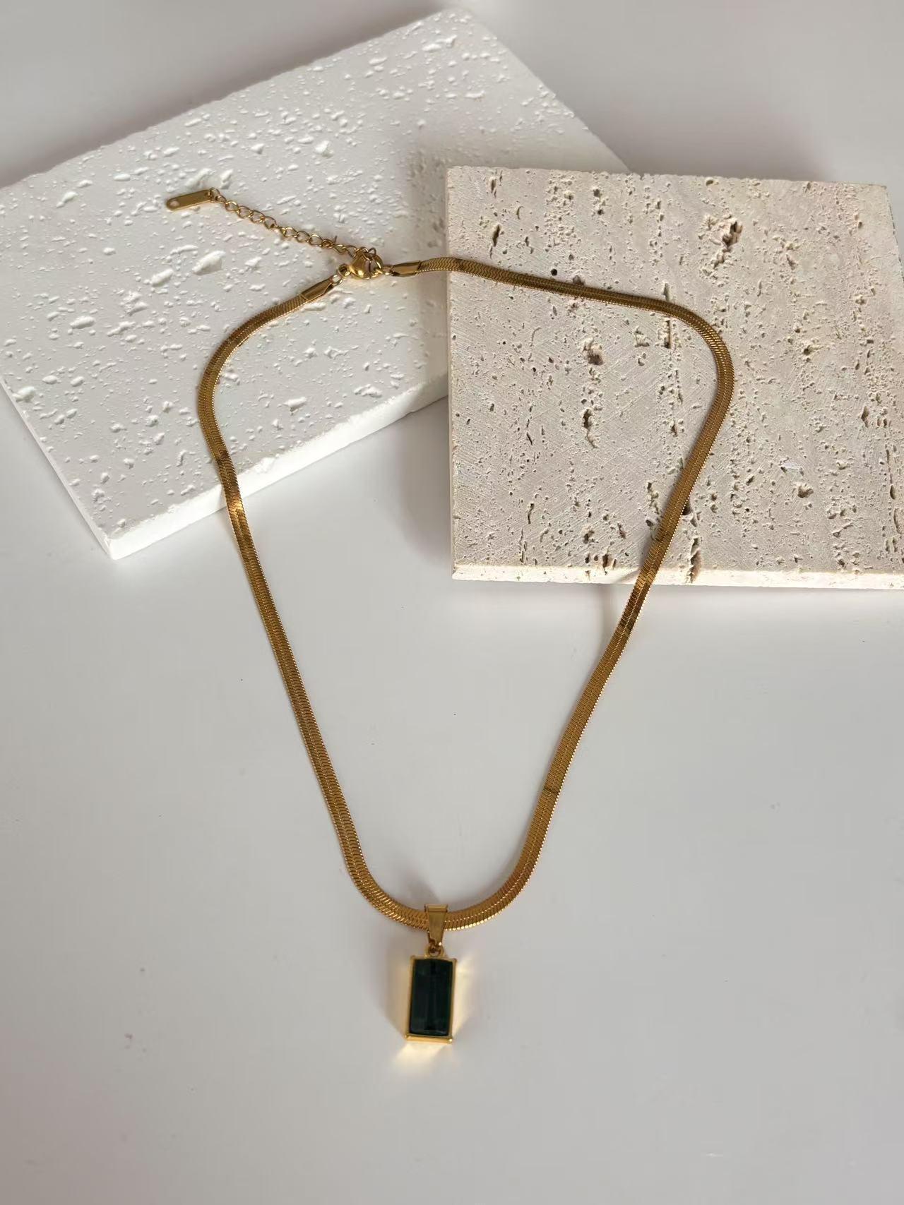 Unique Design Snake Chain Necklace Set, Geometric Luxury Emerald Stone Pendant, Elegant Jewelry Gift Idea, Perfect for Special Occasions