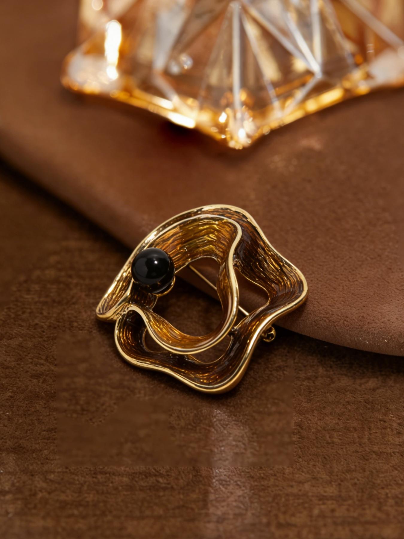 A stylish vintage distressed gold enamel wave-shaped brooch, suitable for daily wear, vacation dates, and other occasions, and also a delightful and exquisite little gift.