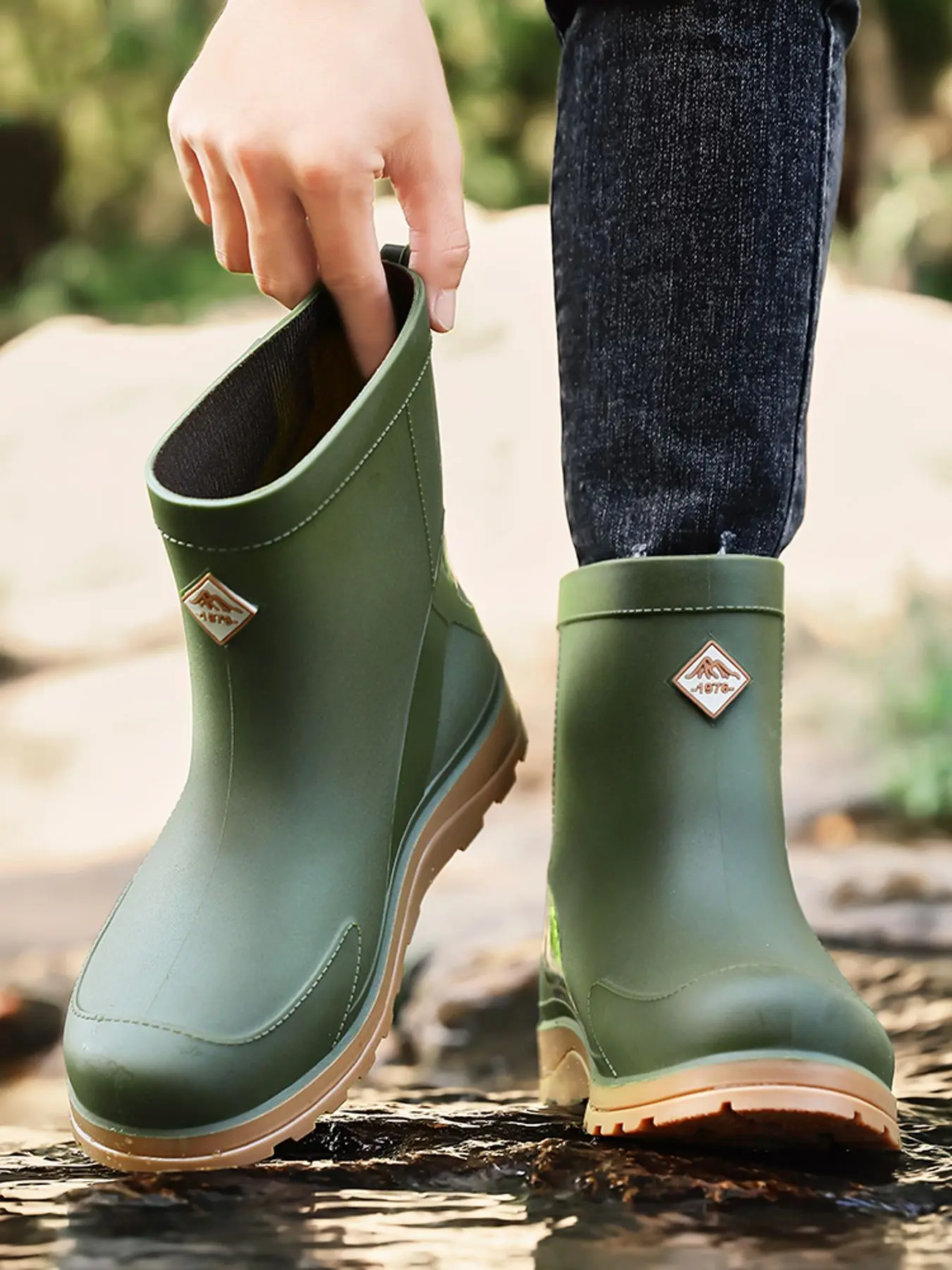 Men's mid-calf fashion rain boots, outdoor hiking boots, strong grip