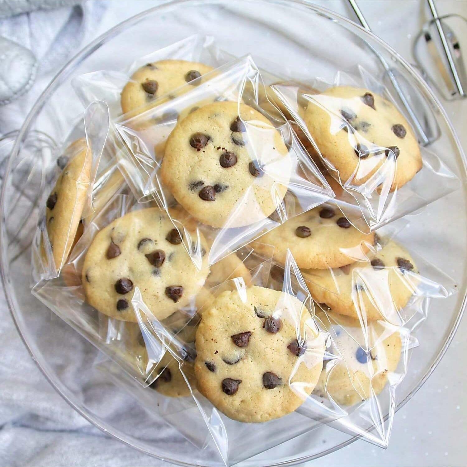 4" X 6" Clear Cookie Bags With Seal (200 Pack) - Self Sealing Cellophane Bags for Baked Goods Packaging, Cookie Wrappers, Bakery Packaging, Bake Sale, Candy, Treats, Goodies, Gifts, Party Favors