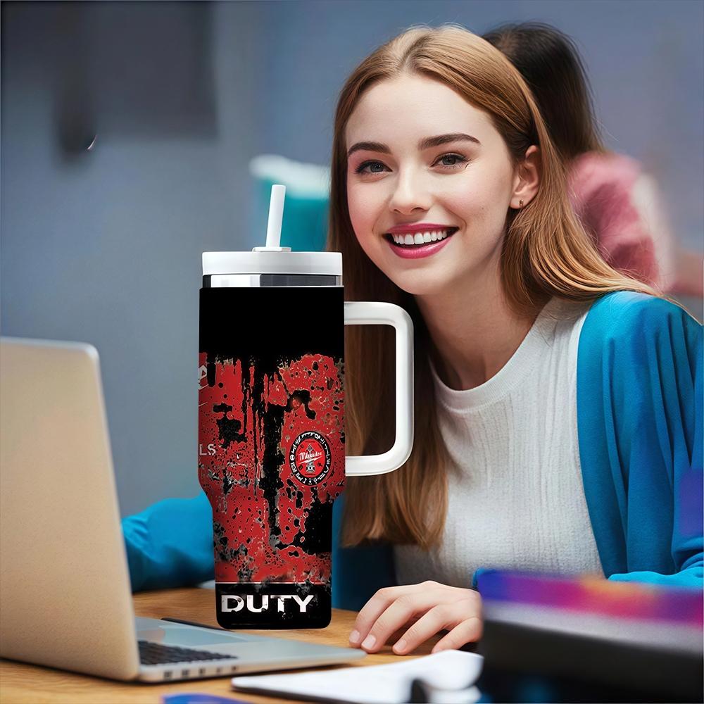 1pc 40oz Stainless Steel Insulated Tumbler — Milwaukee-Style "Hardcore Industrial" Design. Dual-Use for Job Sites & Outdoors. Features a Handle and Straw. Ideal for Gyms and Indoor Use. A Personalized Gift for Birthdays and Holidays