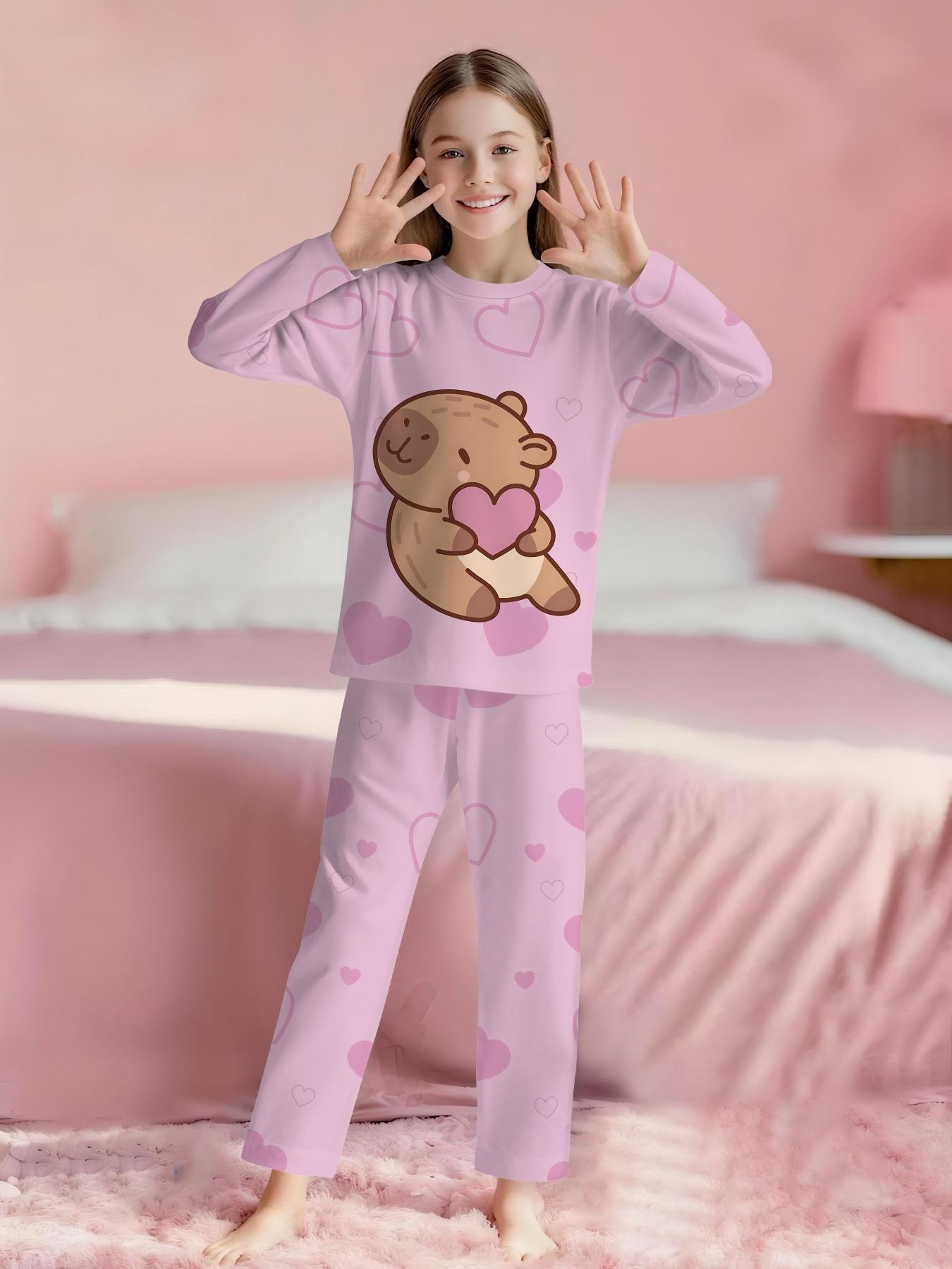 Capybara with full print of foundation love heart, cute 2-piece girls' digital printed long-sleeve pajamas with extended pants, made of flame-retardant fabric. A stylish, trendy, casual, comfortable and soft pajama set, suitable for sleeping and