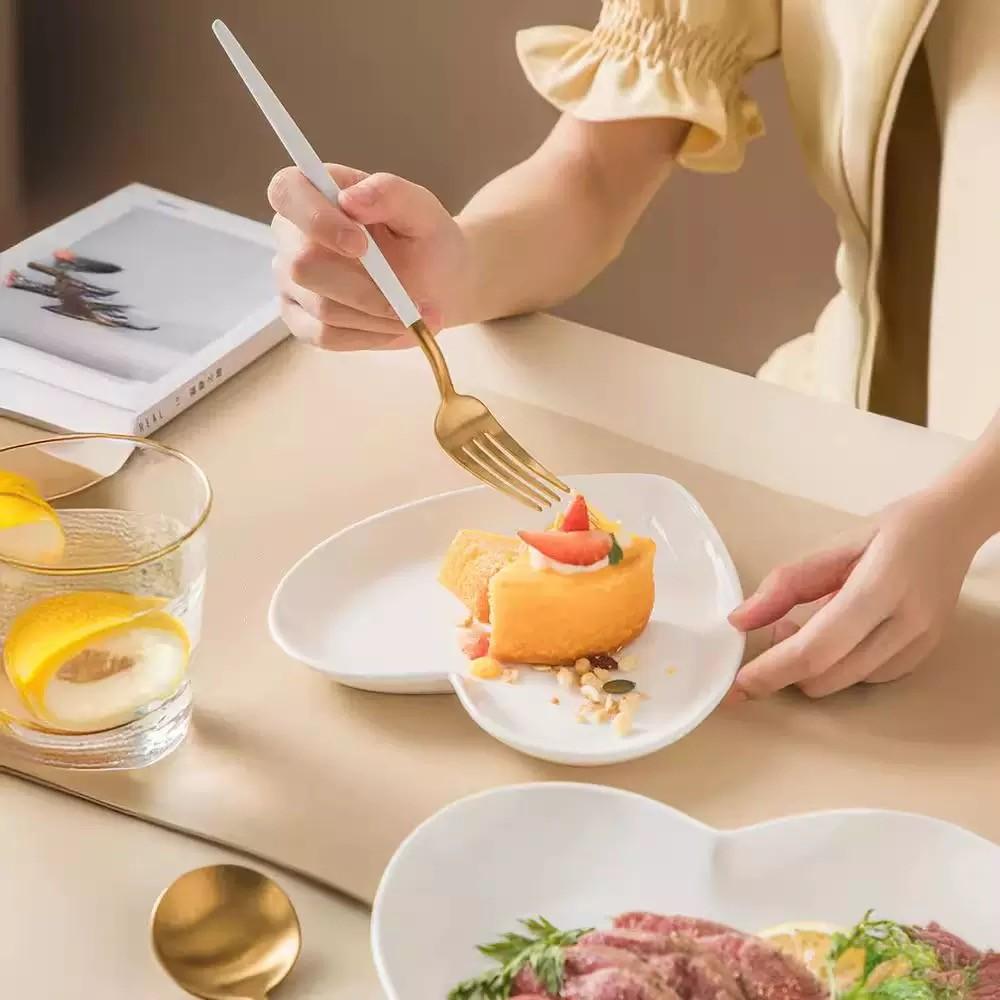 4-Piece Heart-Shaped Ceramic Plates Set, Stackable Dessert Salad Fruit Snack Chips Sandwich Cheese Biscuit Serving Dishes, Oven Microwave Dishwasher Safe, Modern Ceramic Dinnerware