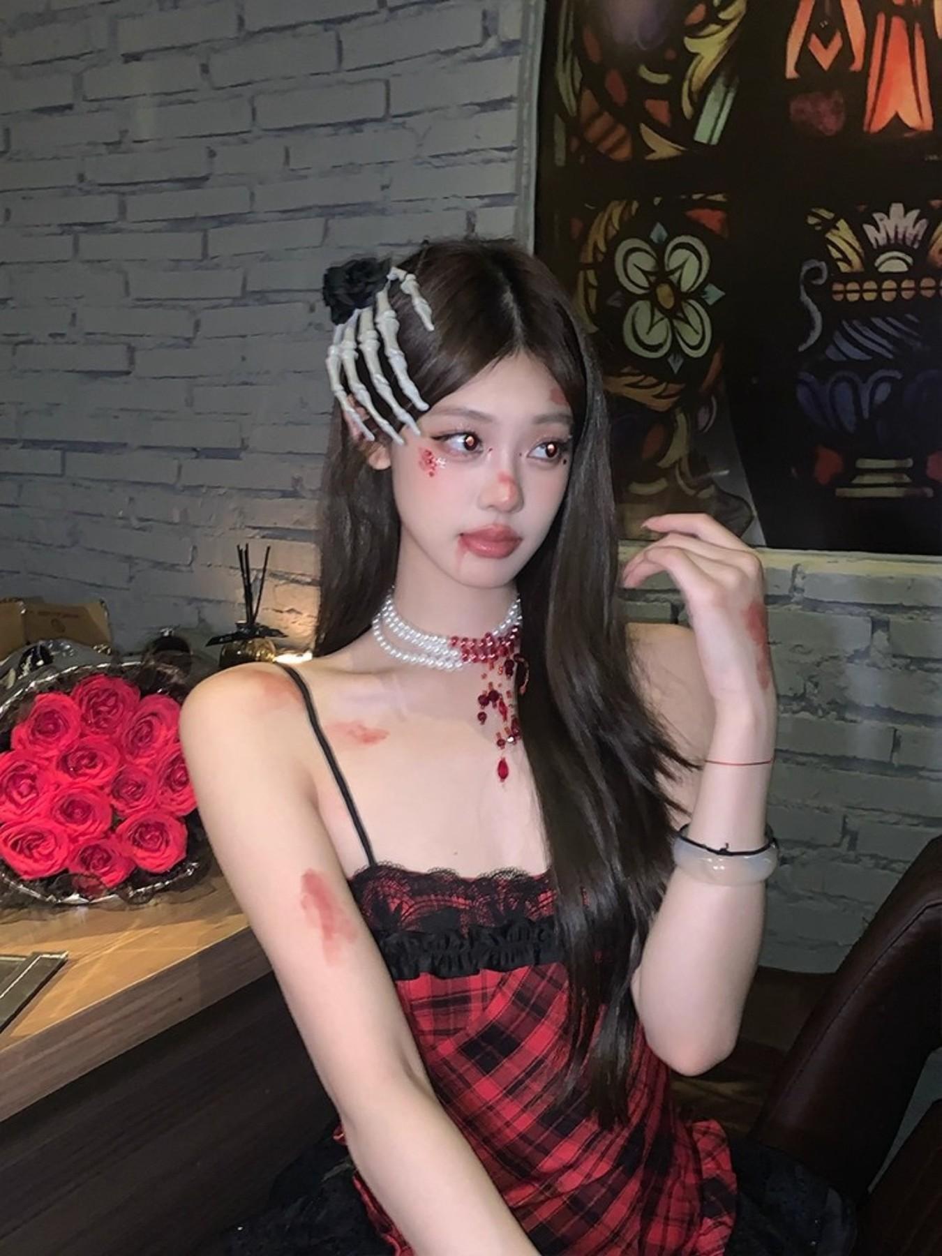 Halloween Skull Hand Claw Hair Clip, Gothic Style Party Accessory, Unique Dark Rose Hair Clip, All-Season Fashion Trend