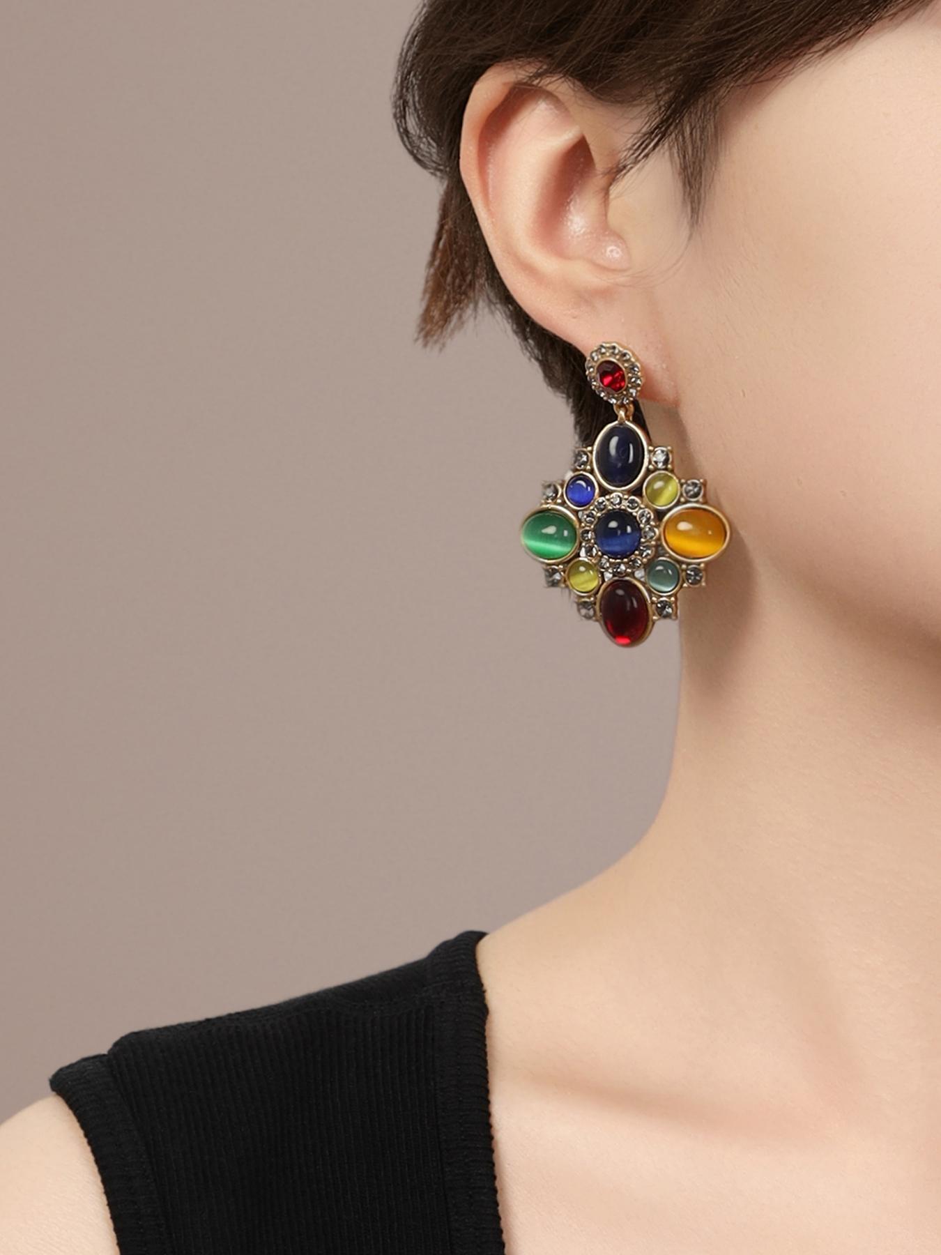 1 pair of fashionable and elegant red Baroque flower shaped earrings, suitable for daily commuting, vacation and dating, and also a surprising and exquisite small gift.