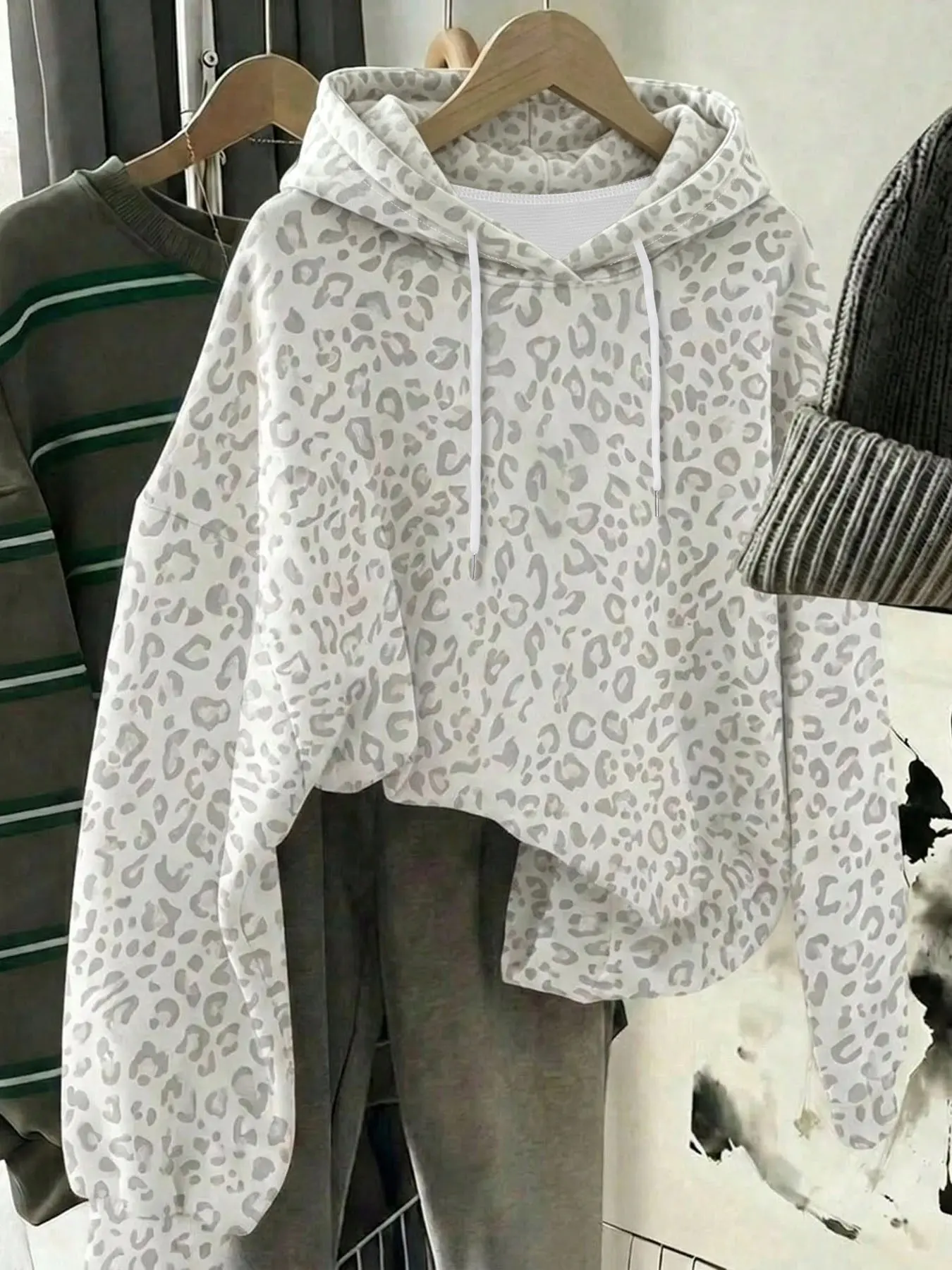 2026 Hot Selling Women Leopard Print Cropped Hoodie, Drawstring Long Sleeve Loose Crop Sweatshirt, Y2K Streetwear Casual Pullover Top, Fashion Cropped Hooded Jacket For Daily Outfit, Street Shooting, Dating, Vacation Spring Autumn Female Trendy Clothing
