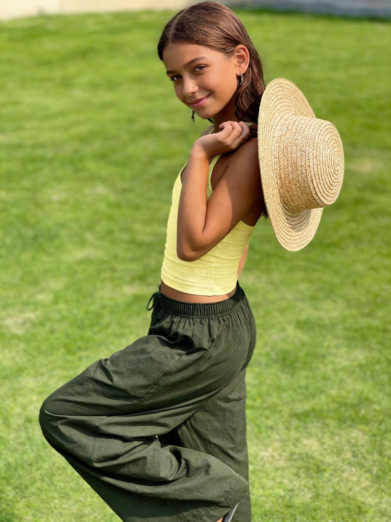Girls' Plain Halter Top, Fitted Casual Style, Breathable Comfort, Versatile for All Seasons, Perfect for Travel & Daily Wear