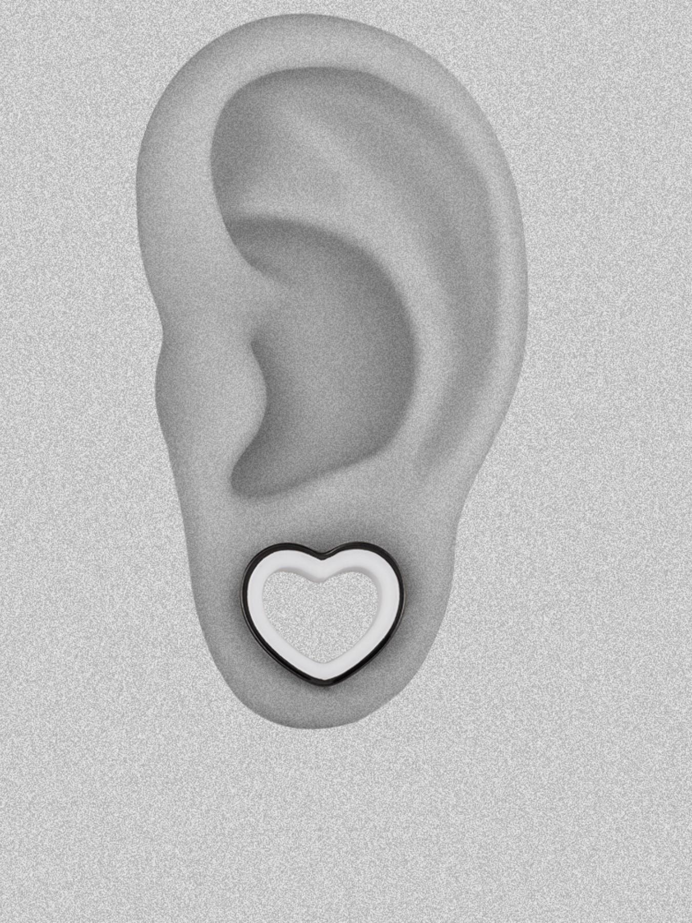 Vanku 2pcs 316L Surgical Steel Heart Shaped Ear Gauges, Hypoallergenic Double Flare Plugs, Y2K Body Piercing Jewelry for Stretched Ears