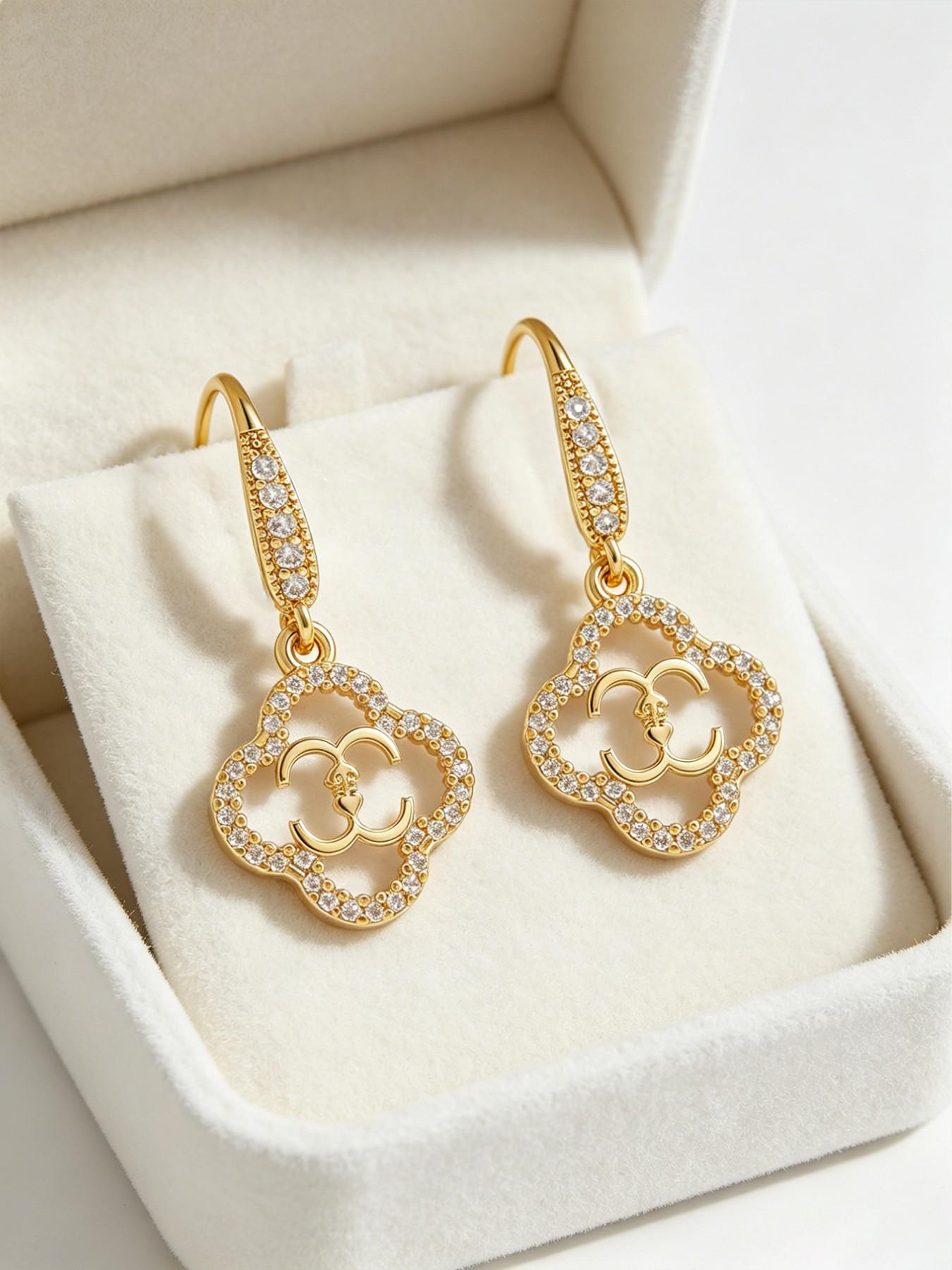 A pair of vintage four-leaf clover earrings, elegant petal design, copper-set synthetic zircon drop earrings, exquisite and luxurious
