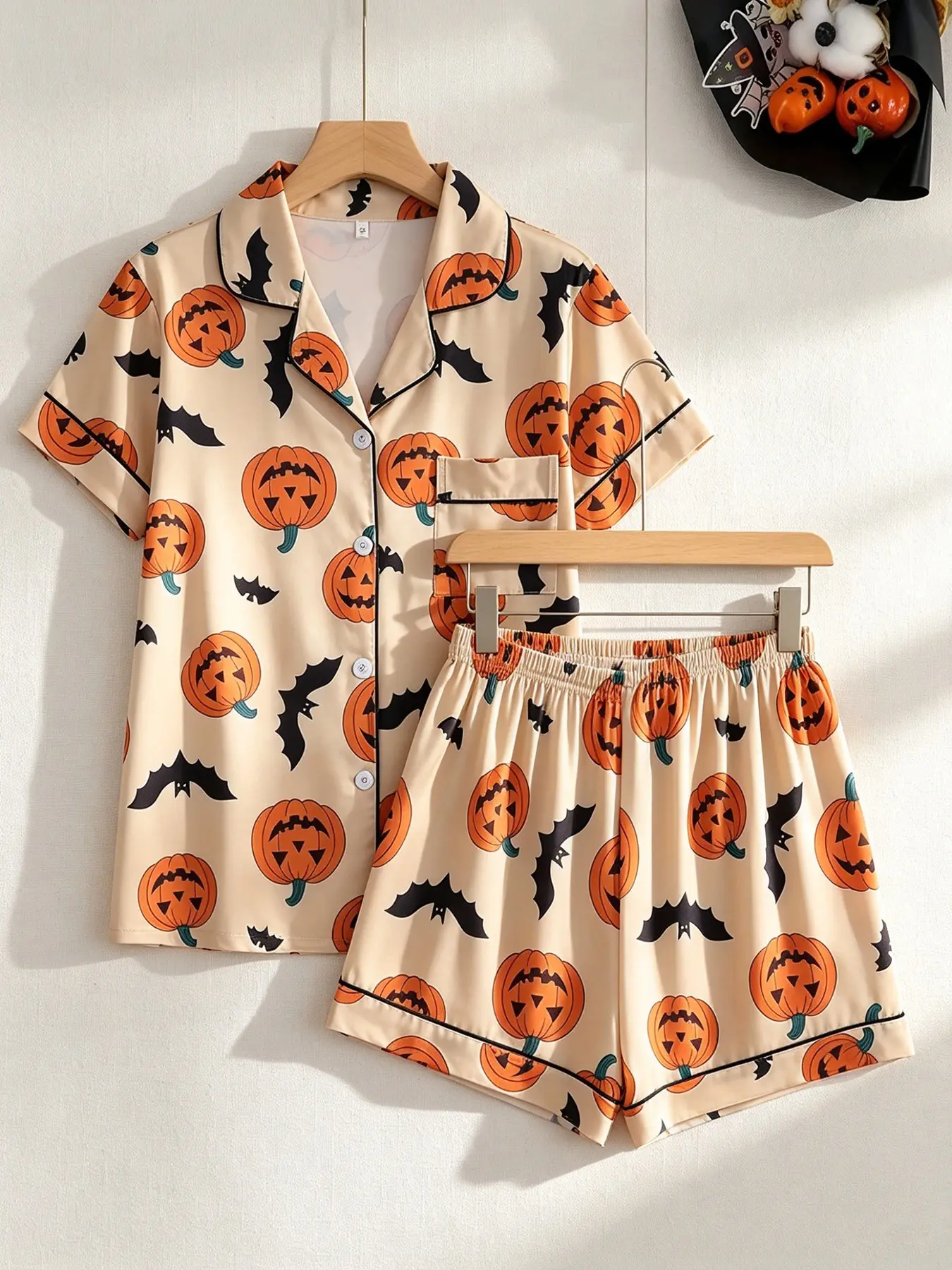 Women's Button-Down Short Sleeve Top & Shorts Pajama Set, Pjs, Pyjamas, Nightwear, Beige Pumpkin Bat Print, Black Piping, Front Pocket, Elastic Waist, Spring Summer Wear, Cozy Cute Vintage Halloween Print Loungewear