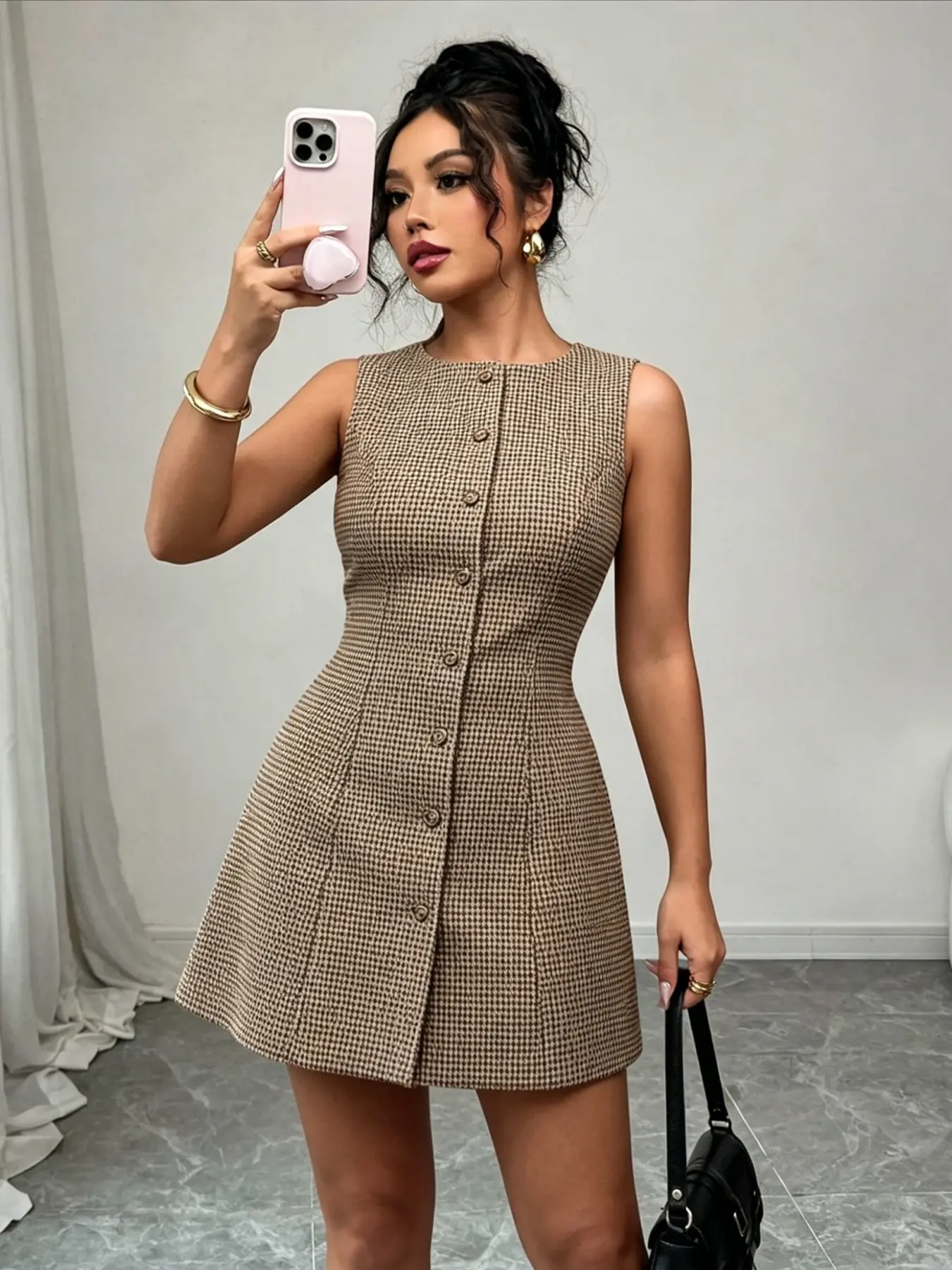A fashionable brown checkered sleeveless waist cinched short skirt for women, with a retro checkered crisp fabric and a single breasted slim fit, suitable for commuting, indoor and outdoor wear