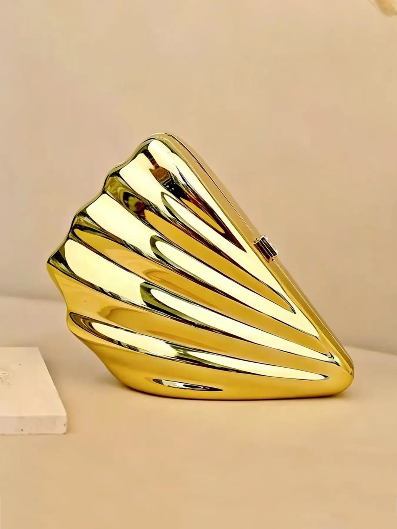 High-end reflective mirror shell-shaped clutch, light luxury and stylish minimalist crossbody bag, unique 3D shoulder bag, lightweight and portable for everyday outings, shopping, dates, and evening parties.