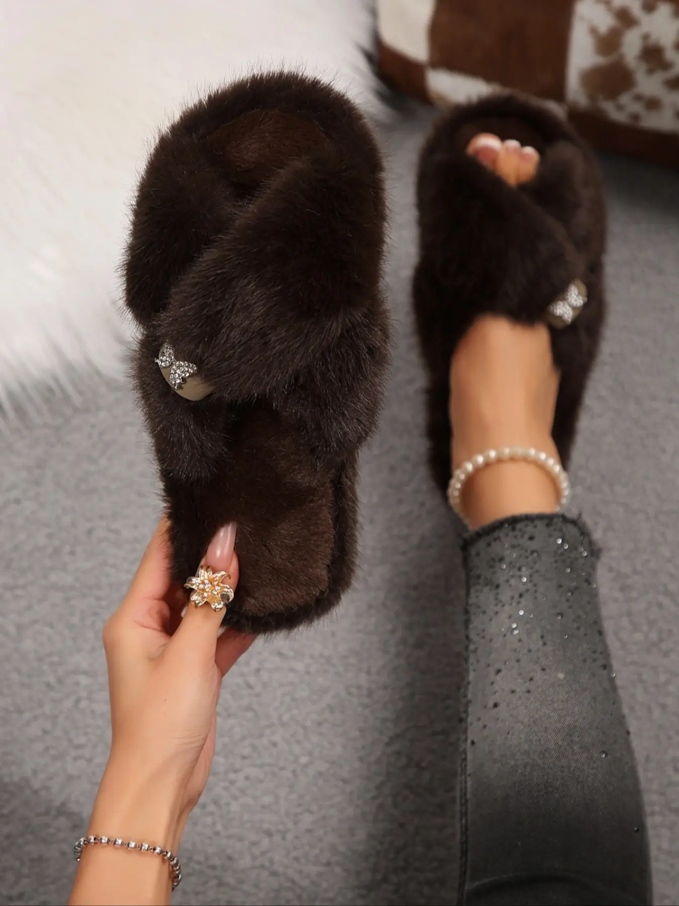 Women's Luxury Rhinestone Butterfly Decor Criss‑cross Strap Fluffy Plush Slippers Soft Warm Open‑toe Indoor Casual Comfort Home Slides #WomensShoes #FashionPlushSlippers #DecorIndoorSlides #CozyHomeFootwear