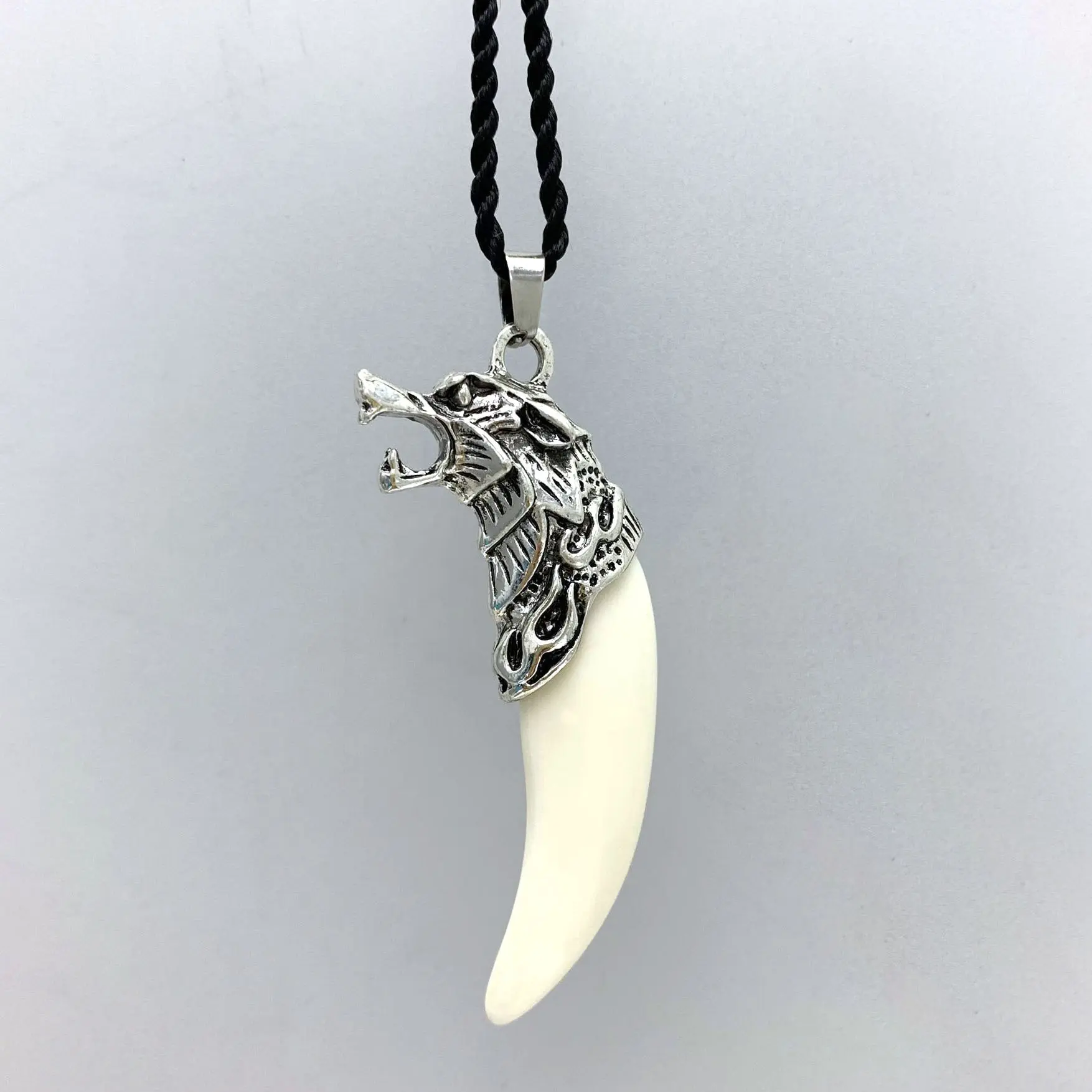 Resin Wolf Tooth Pendant Necklace For Men, Cool Trendy Unique Tooth Shape Unisex Necklace, Inner Mongolia Style Domineering Fashion Neck Jewelry